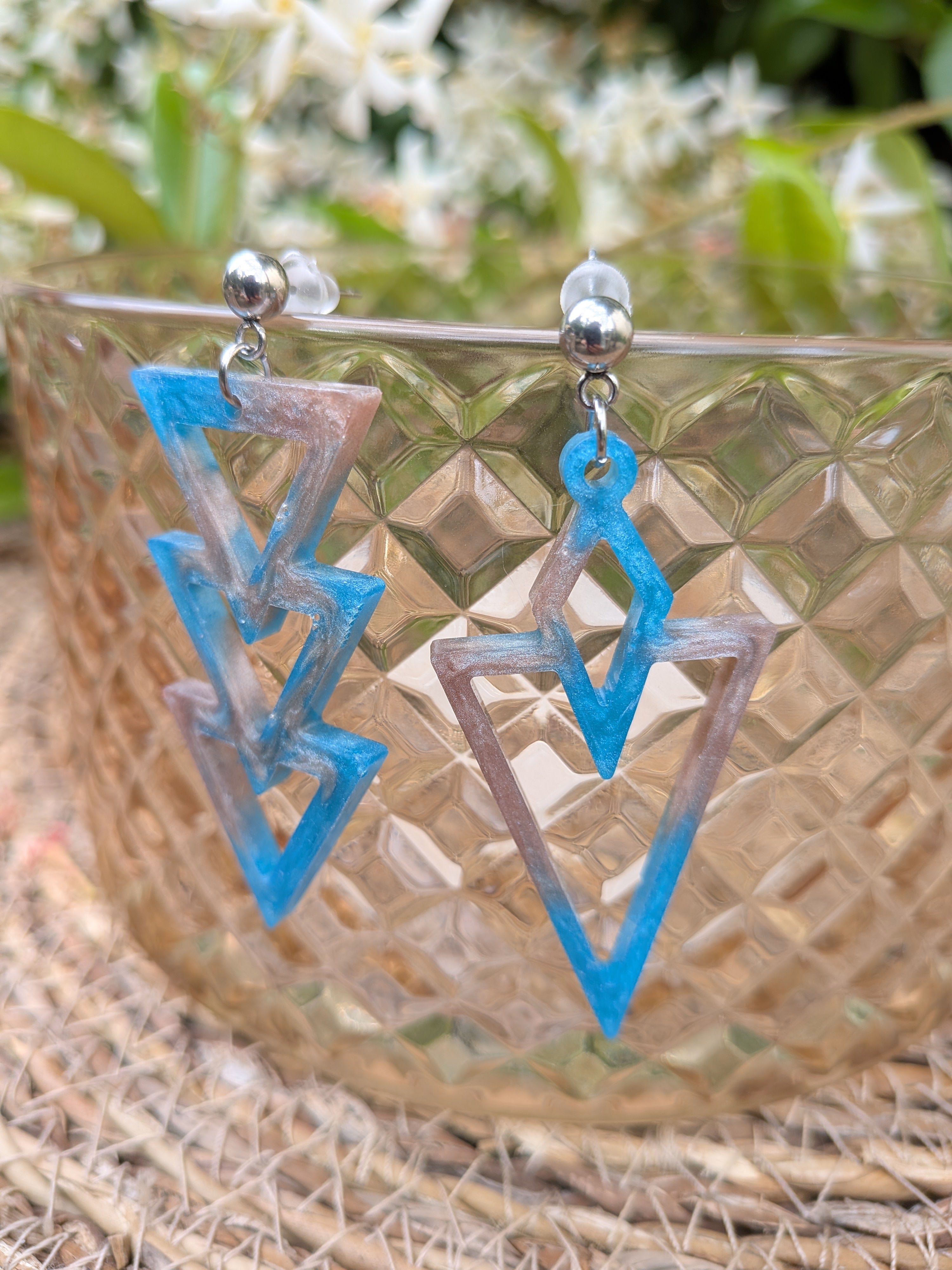 Boucles d'oreilles résine – Bleu clair & beige irisé, esprit plage