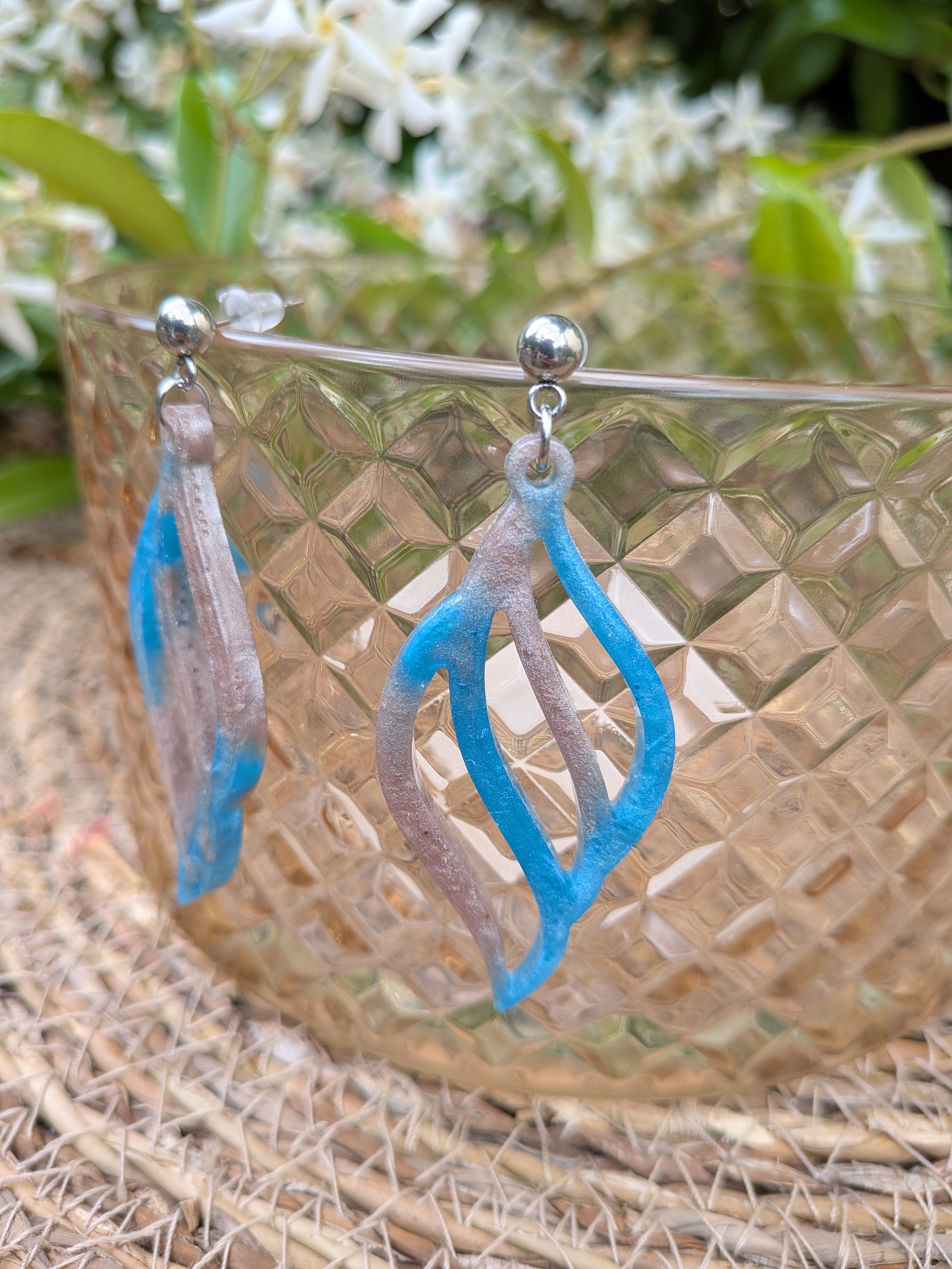 Boucles d'oreilles résine – Bleu clair & beige irisé, esprit plage