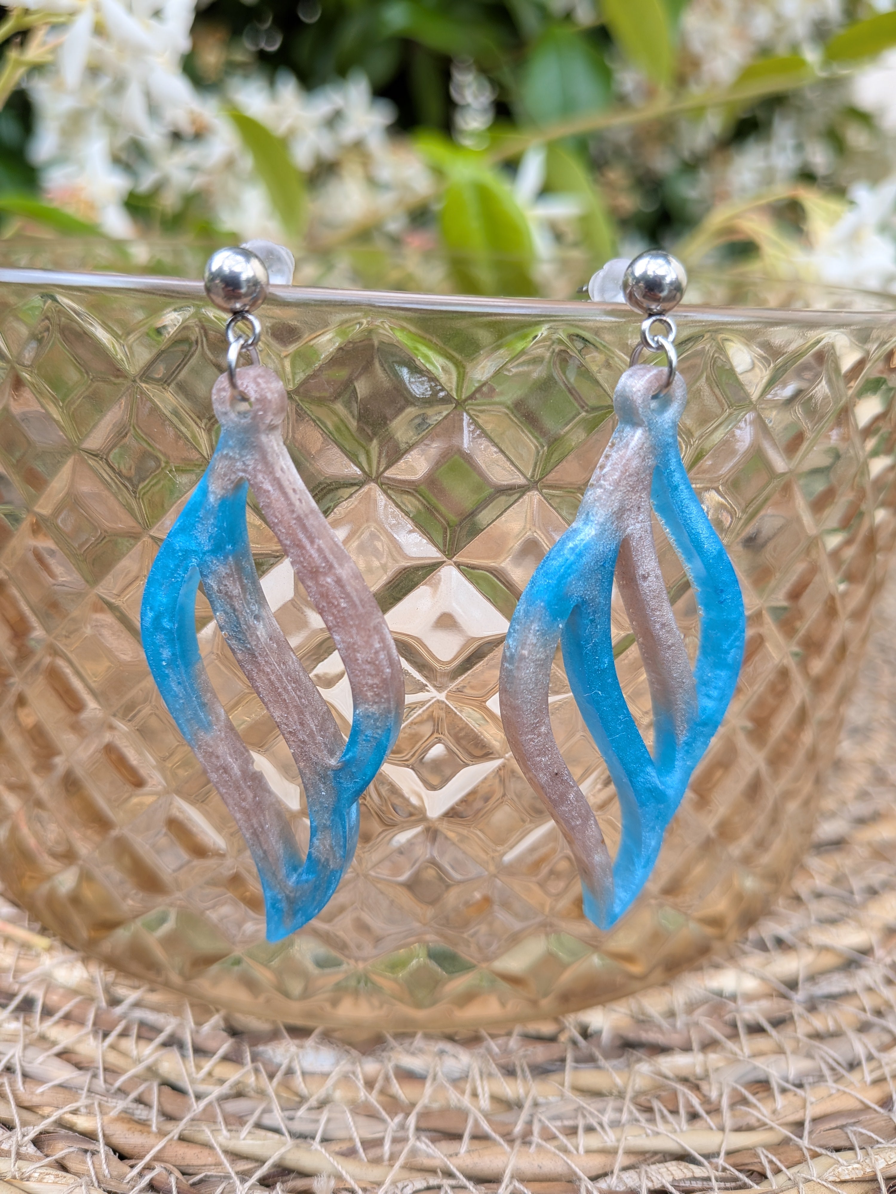 Boucles d'oreilles résine – Bleu clair & beige irisé, esprit plage
