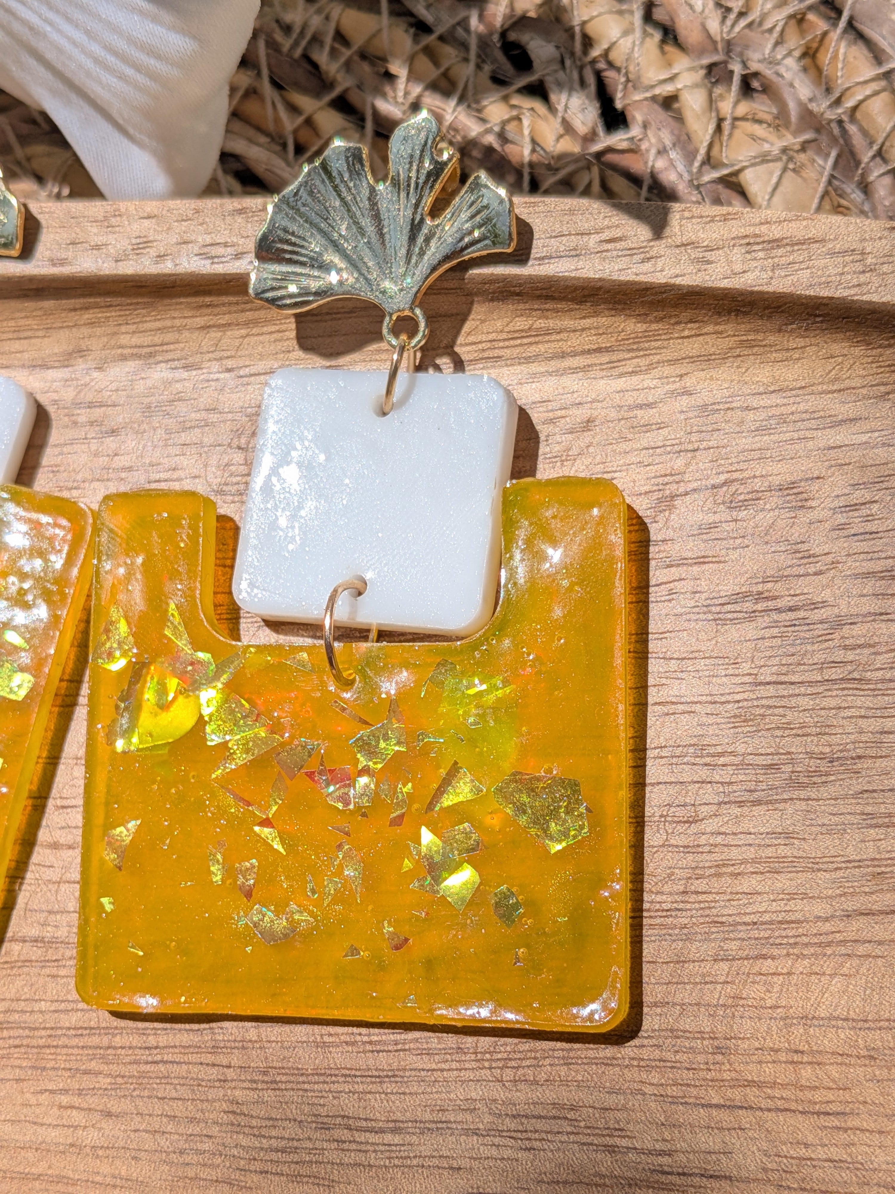 Boucles d'oreilles Géométriques en Résine Époxy – Orange, Jaune & Rouge