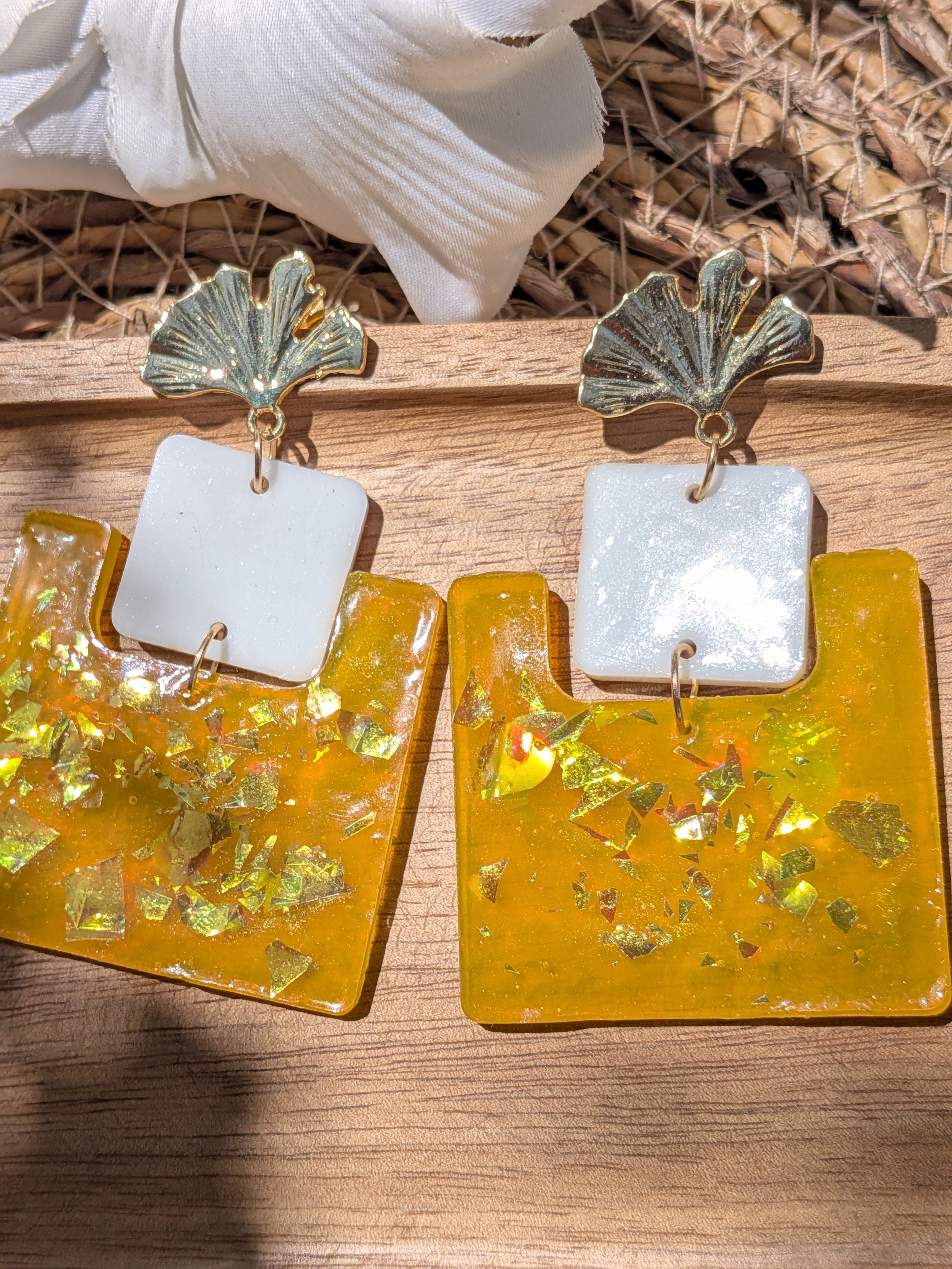 Boucles d'oreilles Géométriques en Résine Époxy – Orange, Jaune & Rouge