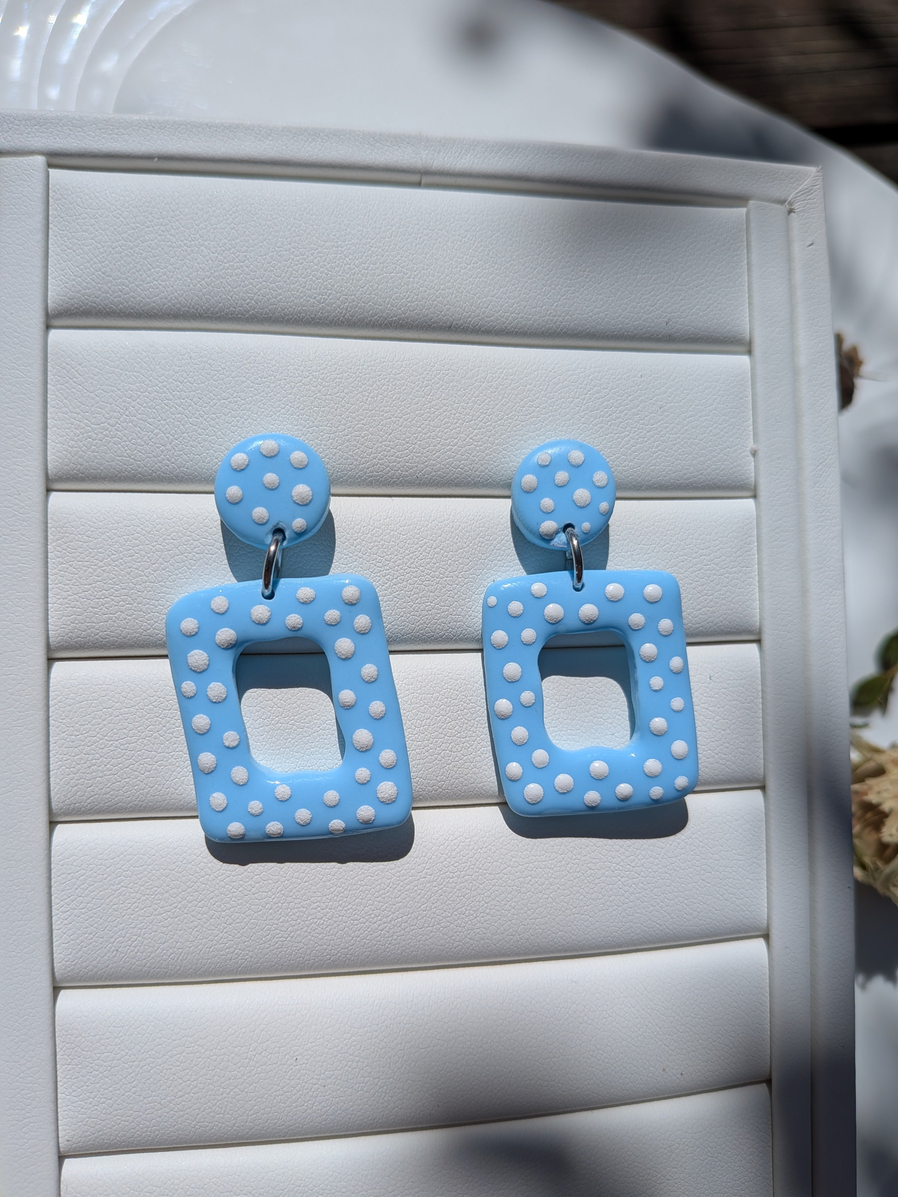 Boucles d'oreilles Géométriques Bleu Pastel – Pâte Fimo & Points Blancs