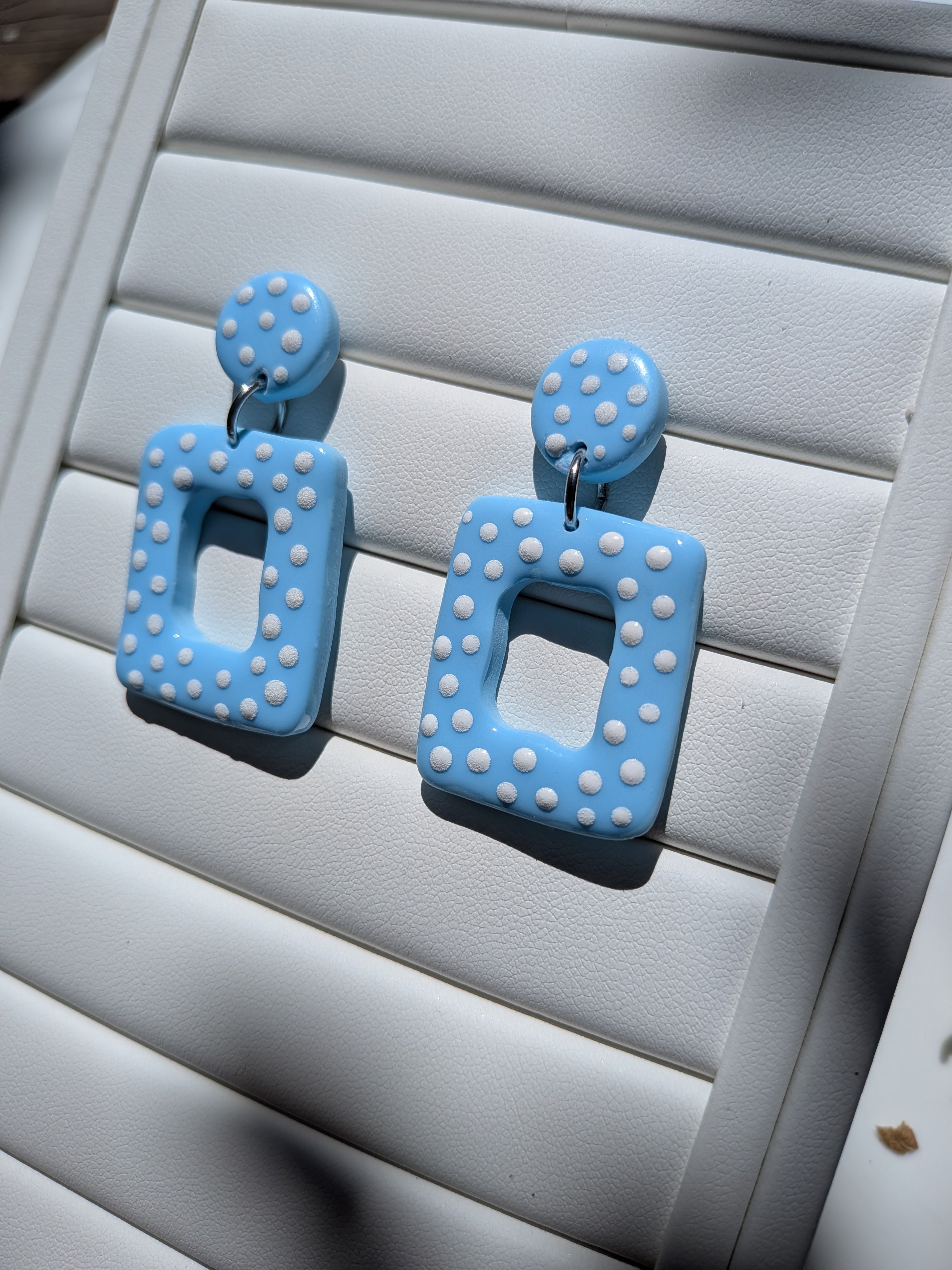 Boucles d'oreilles Géométriques Bleu Pastel – Pâte Fimo & Points Blancs