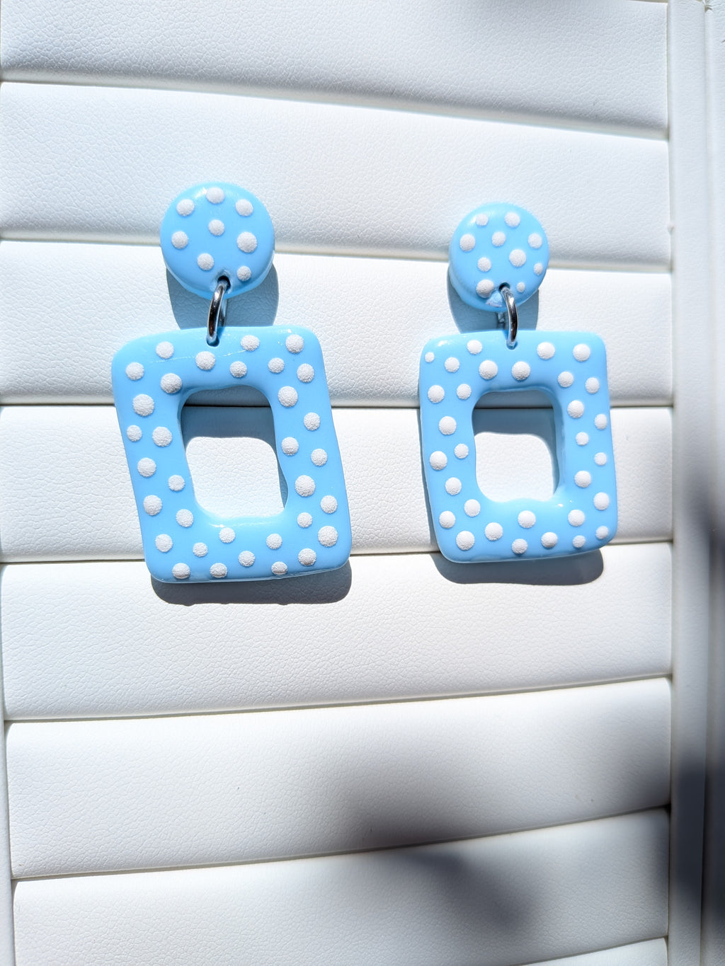 Boucles d'oreilles Géométriques Bleu Pastel – Pâte Fimo & Points Blancs