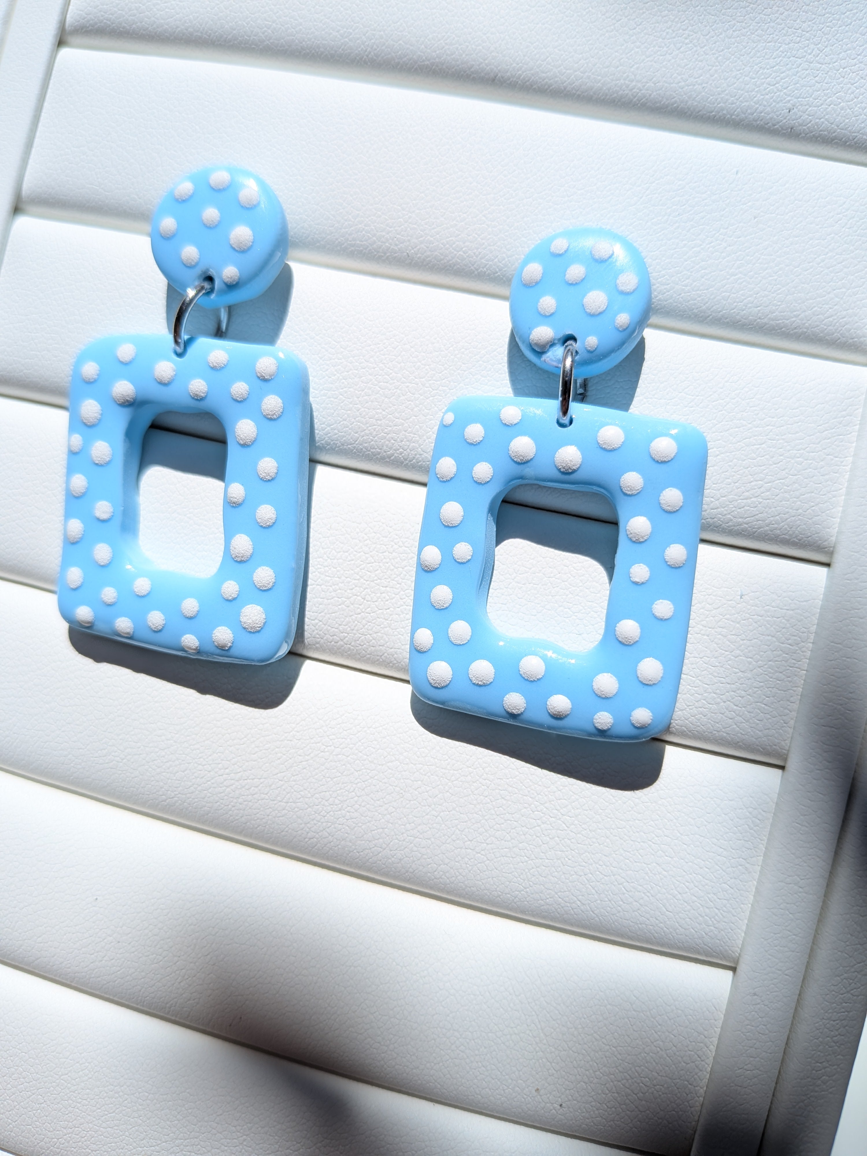 Boucles d'oreilles Géométriques Bleu Pastel – Pâte Fimo & Points Blancs