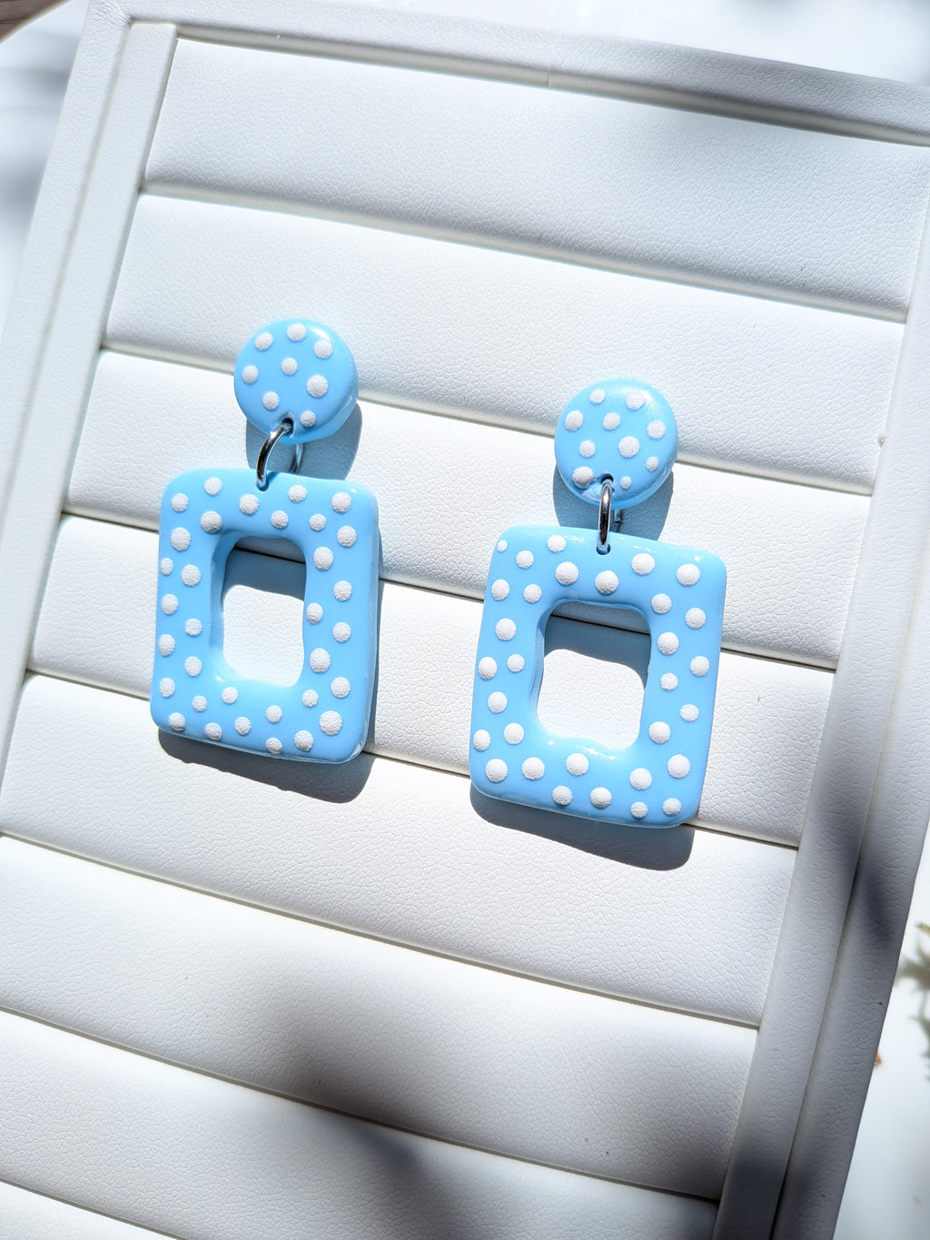 Boucles d'oreilles Géométriques Bleu Pastel – Pâte Fimo & Points Blancs