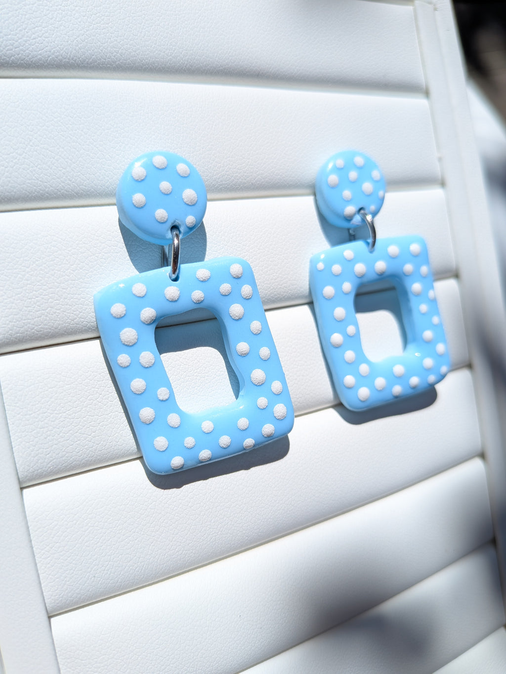 Boucles d'oreilles Géométriques Bleu Pastel – Pâte Fimo & Points Blancs