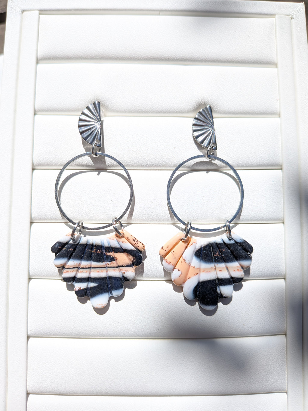 Boucles d'oreilles Marbrées – Éventail Argenté & Anneau Acier