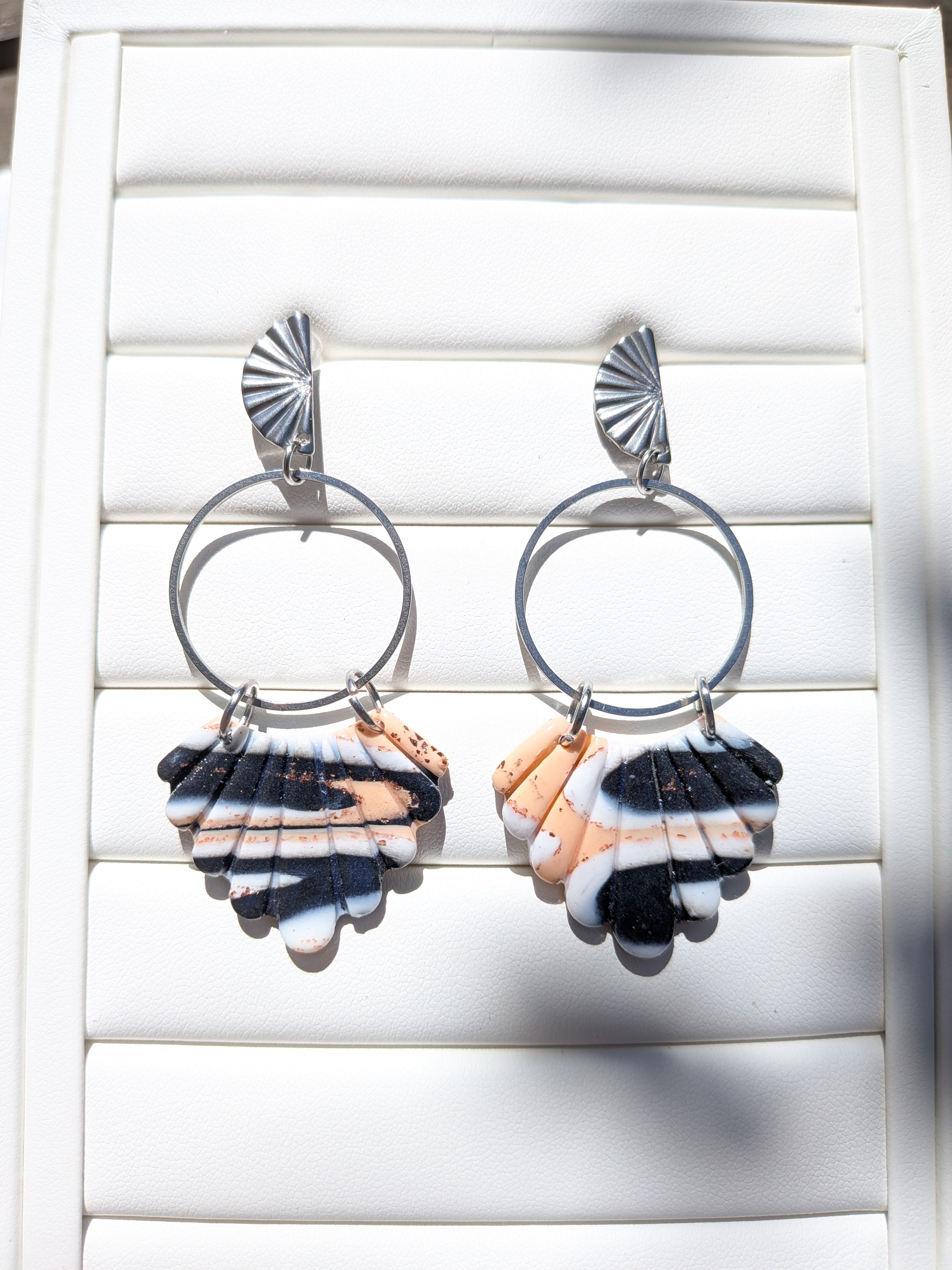 Boucles d'oreilles Marbrées – Éventail Argenté & Anneau Acier