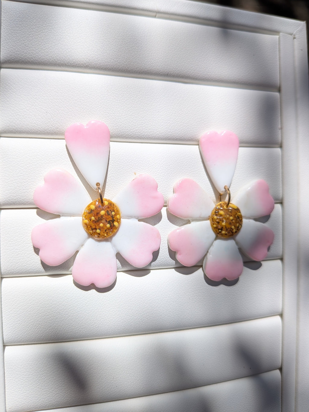Boucles d'oreilles pâquerettes en pâte polymère – cœur en relief peint à la main