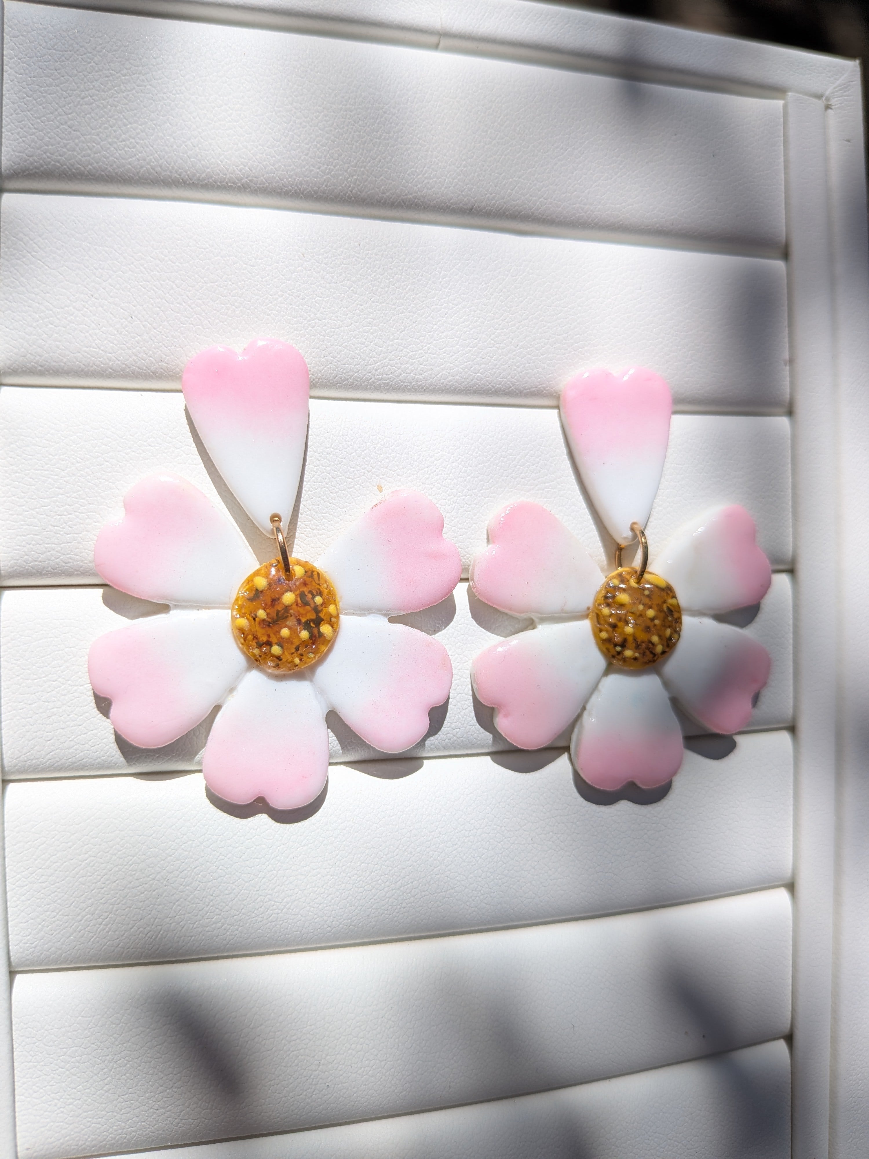 Boucles d'oreilles pâquerettes en pâte polymère – cœur en relief peint à la main