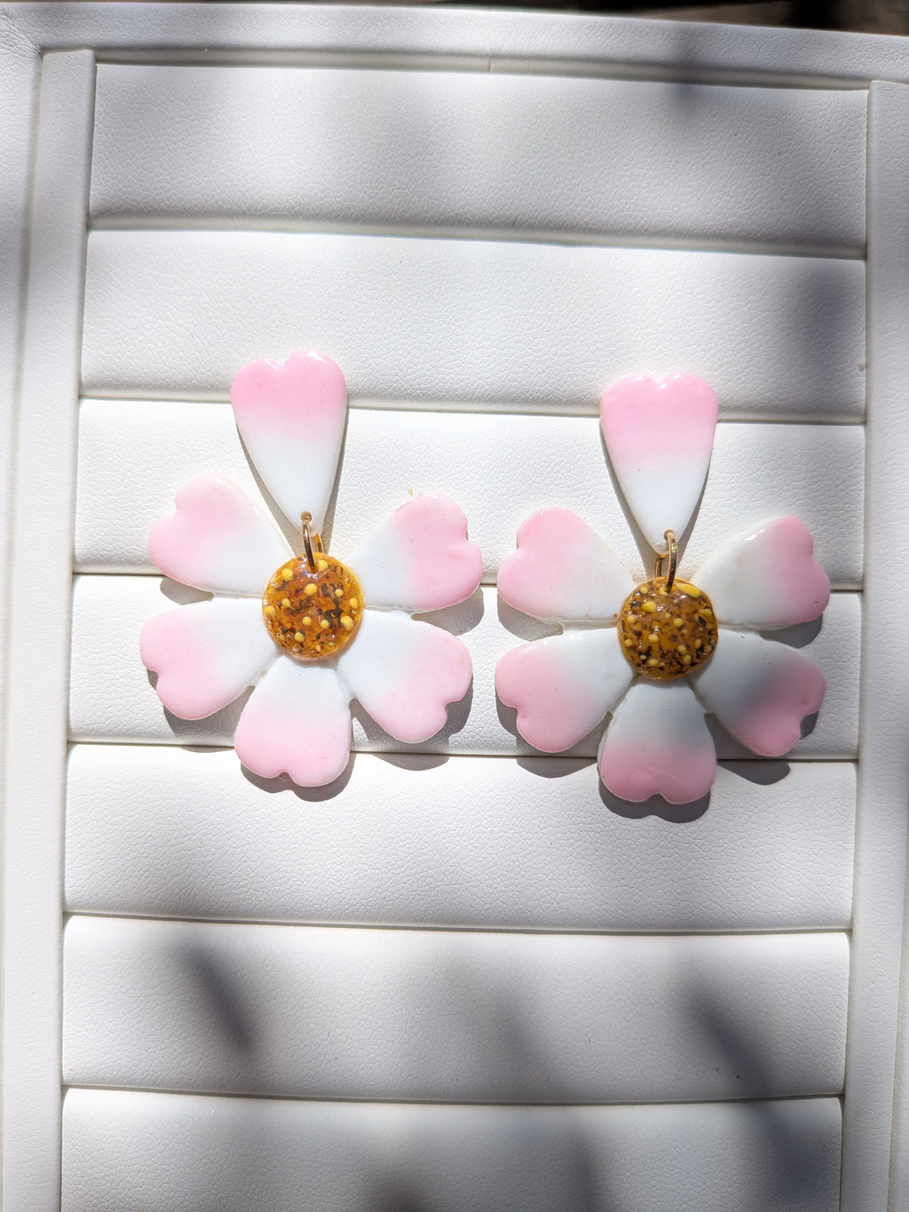 Boucles d'oreilles pâquerettes en pâte polymère – cœur en relief peint à la main