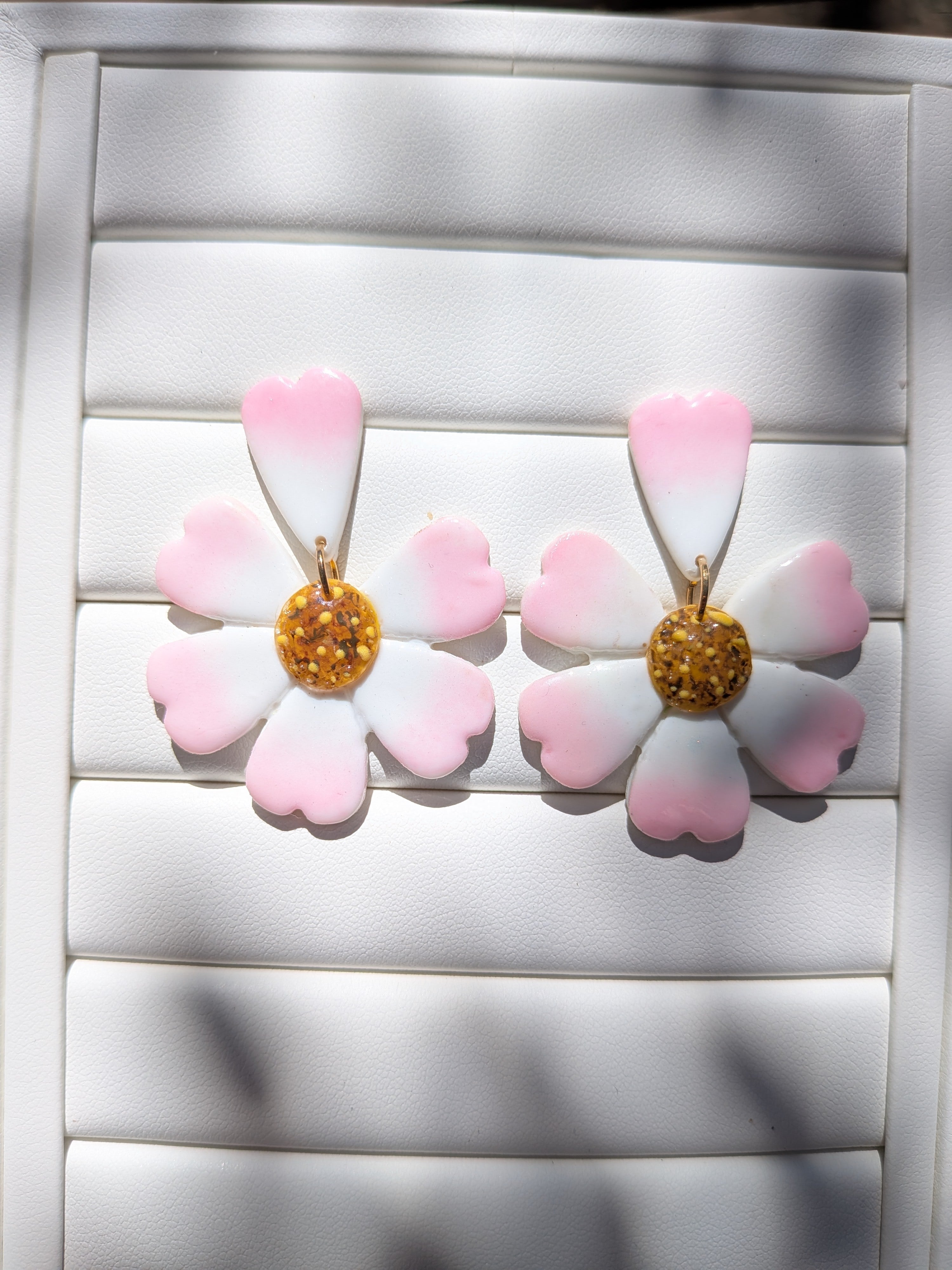 Boucles d'oreilles pâquerettes en pâte polymère – cœur en relief peint à la main