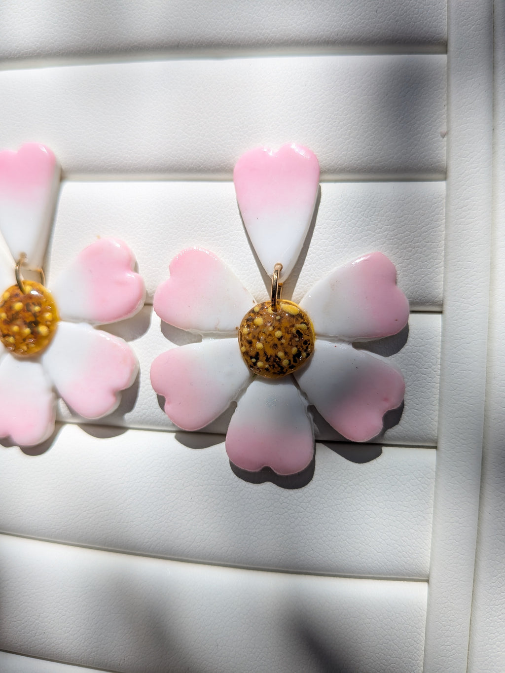 Boucles d'oreilles pâquerettes en pâte polymère – cœur en relief peint à la main