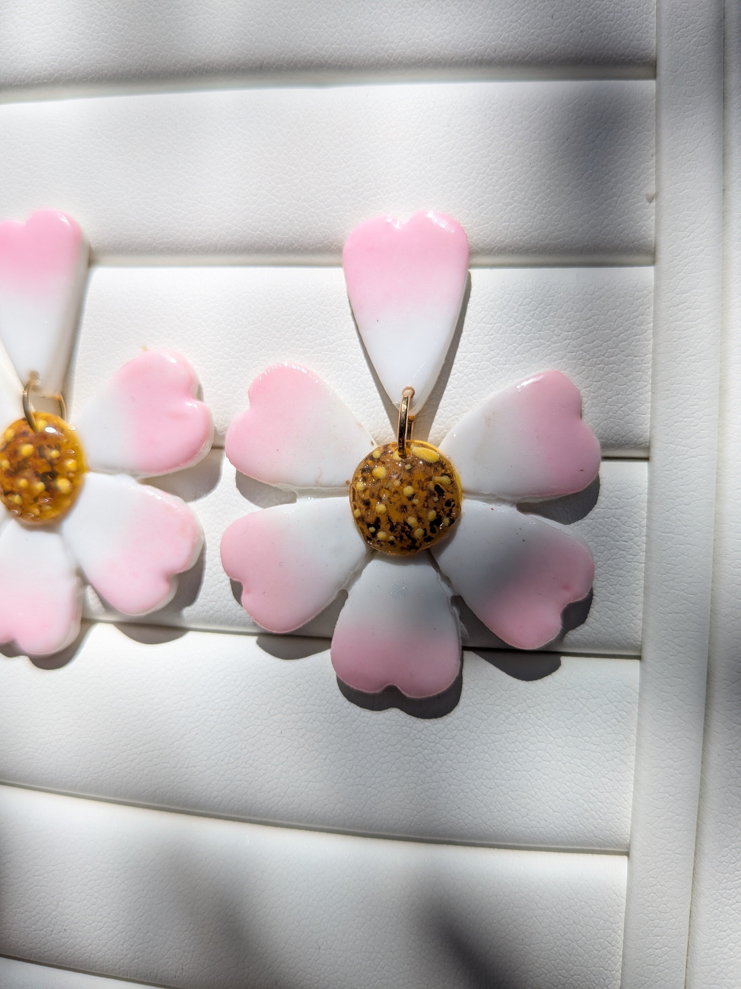 Boucles d'oreilles pâquerettes en pâte polymère – cœur en relief peint à la main