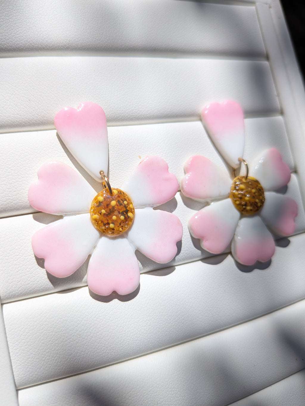 Boucles d'oreilles pâquerettes en pâte polymère – cœur en relief peint à la main