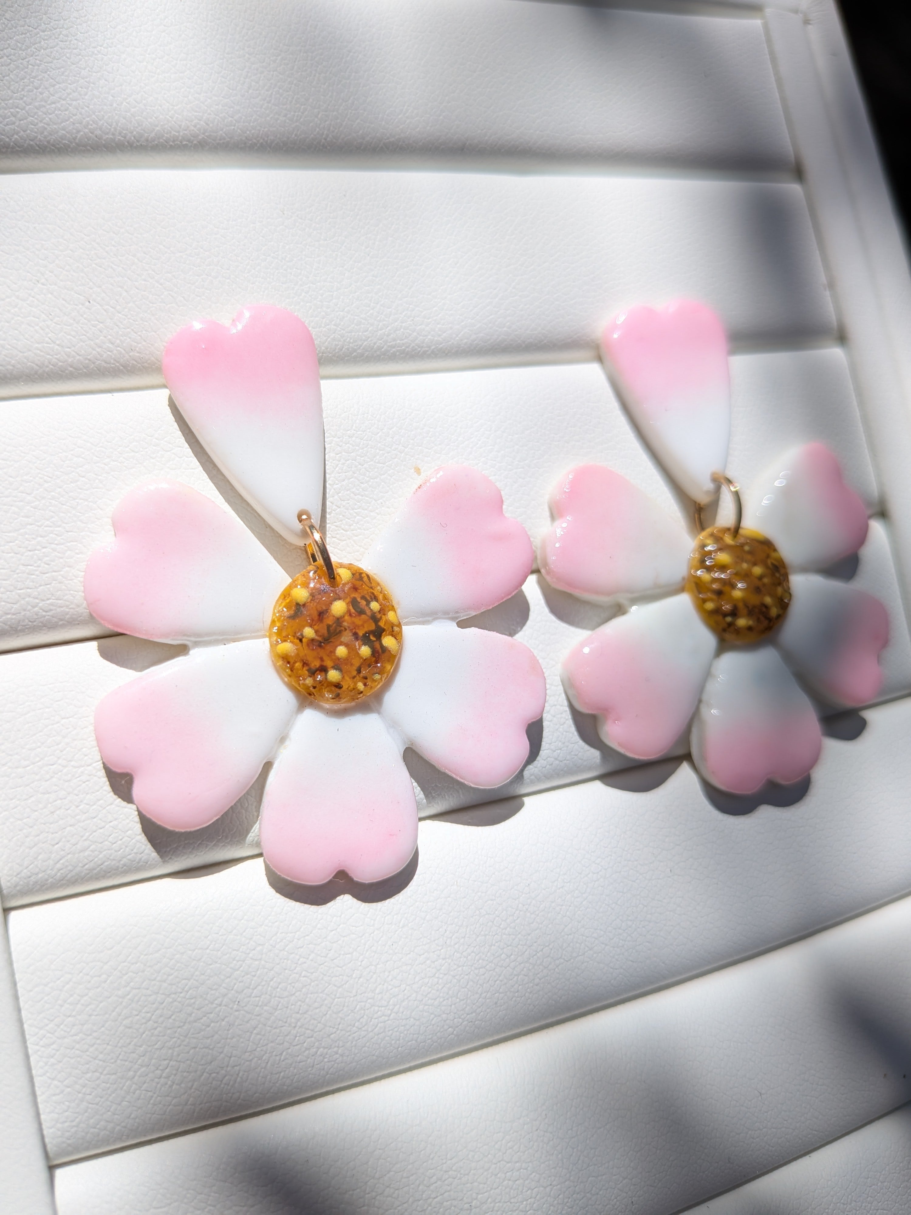 Boucles d'oreilles pâquerettes en pâte polymère – cœur en relief peint à la main