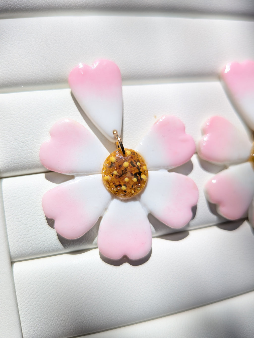 Boucles d'oreilles pâquerettes en pâte polymère – cœur en relief peint à la main