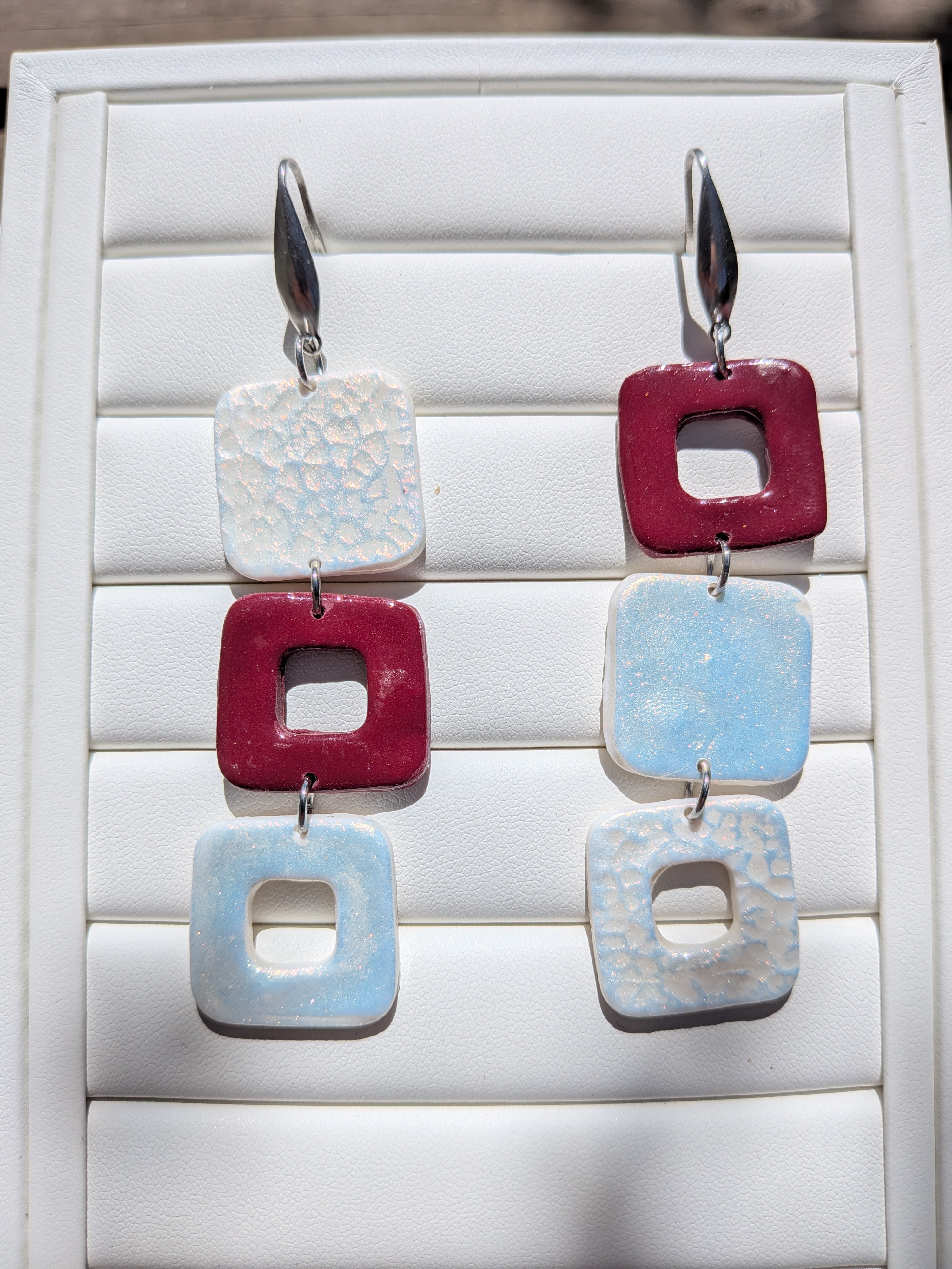 Boucles d'oreilles pâte polymère carrés irisés asymétriques