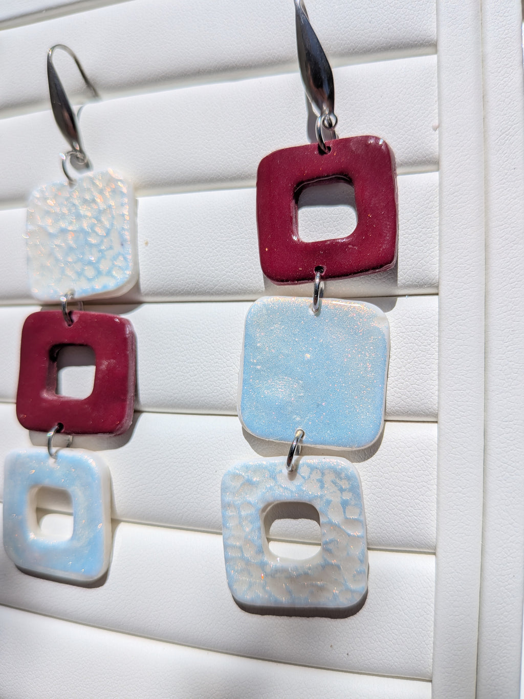 Boucles d'oreilles pâte polymère carrés irisés asymétriques