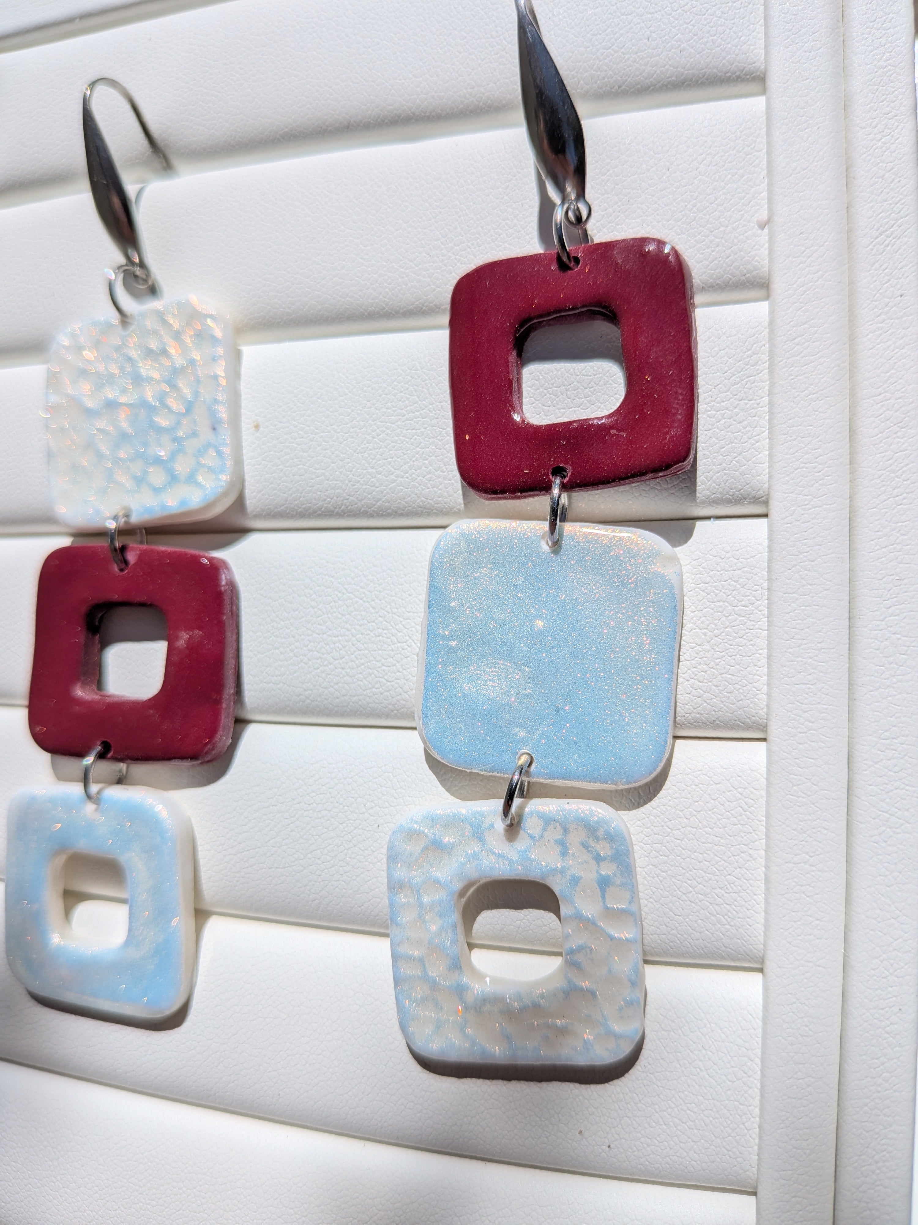 Boucles d'oreilles pâte polymère carrés irisés asymétriques