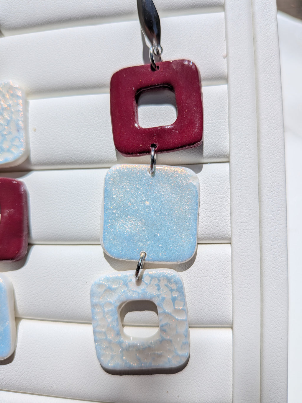 Boucles d'oreilles pâte polymère carrés irisés asymétriques