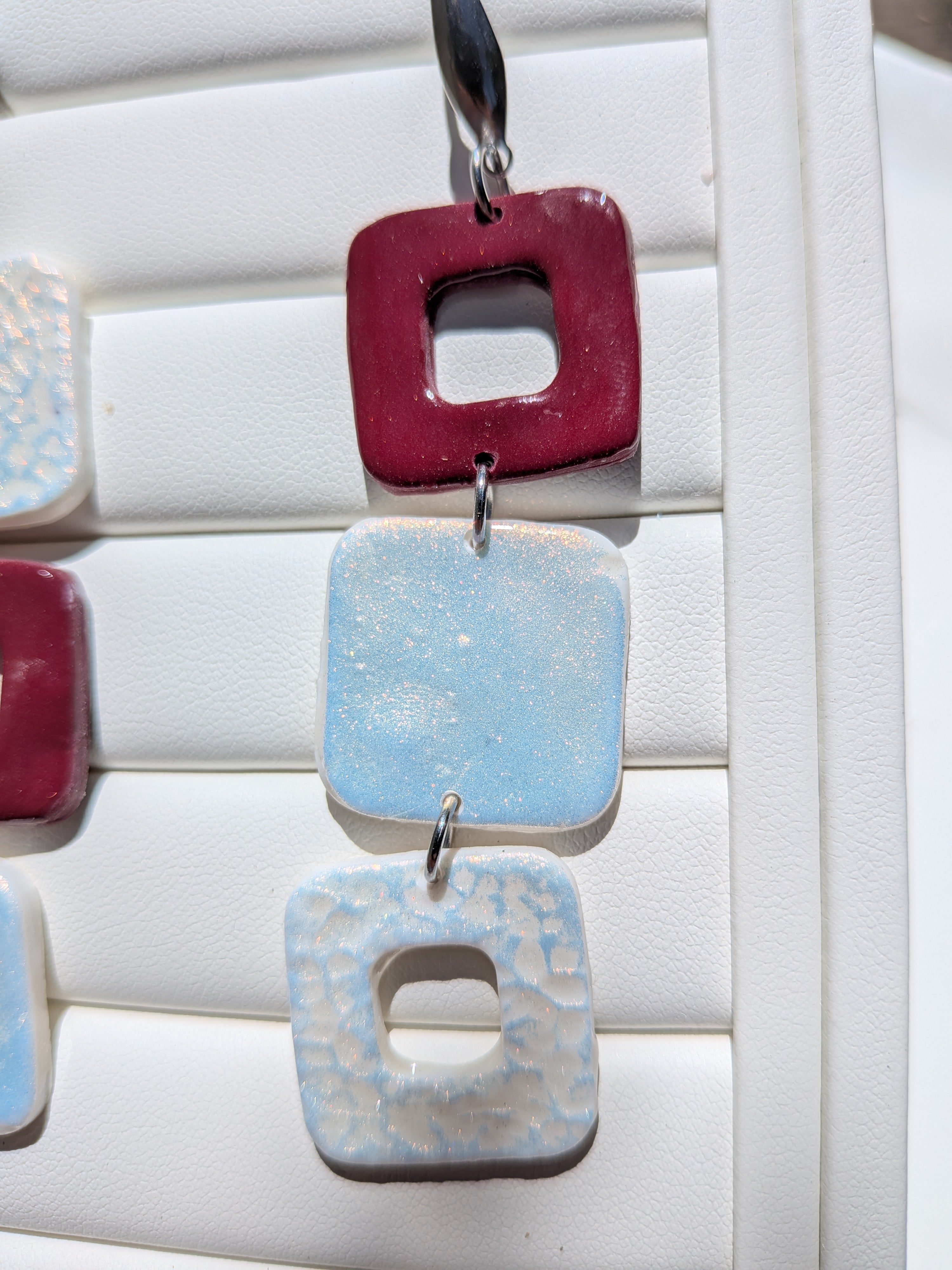 Boucles d'oreilles pâte polymère carrés irisés asymétriques