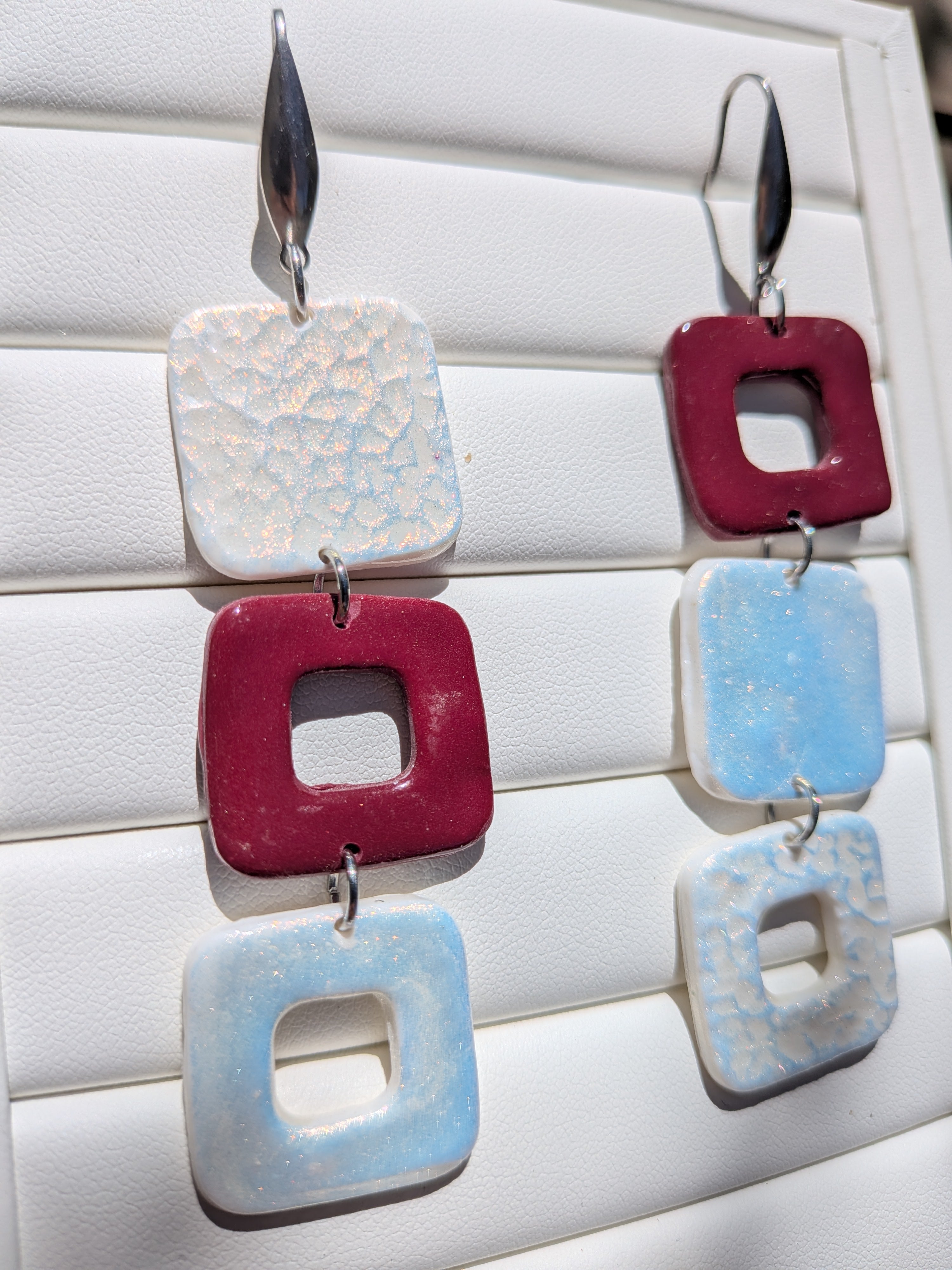 Boucles d'oreilles pâte polymère carrés irisés asymétriques