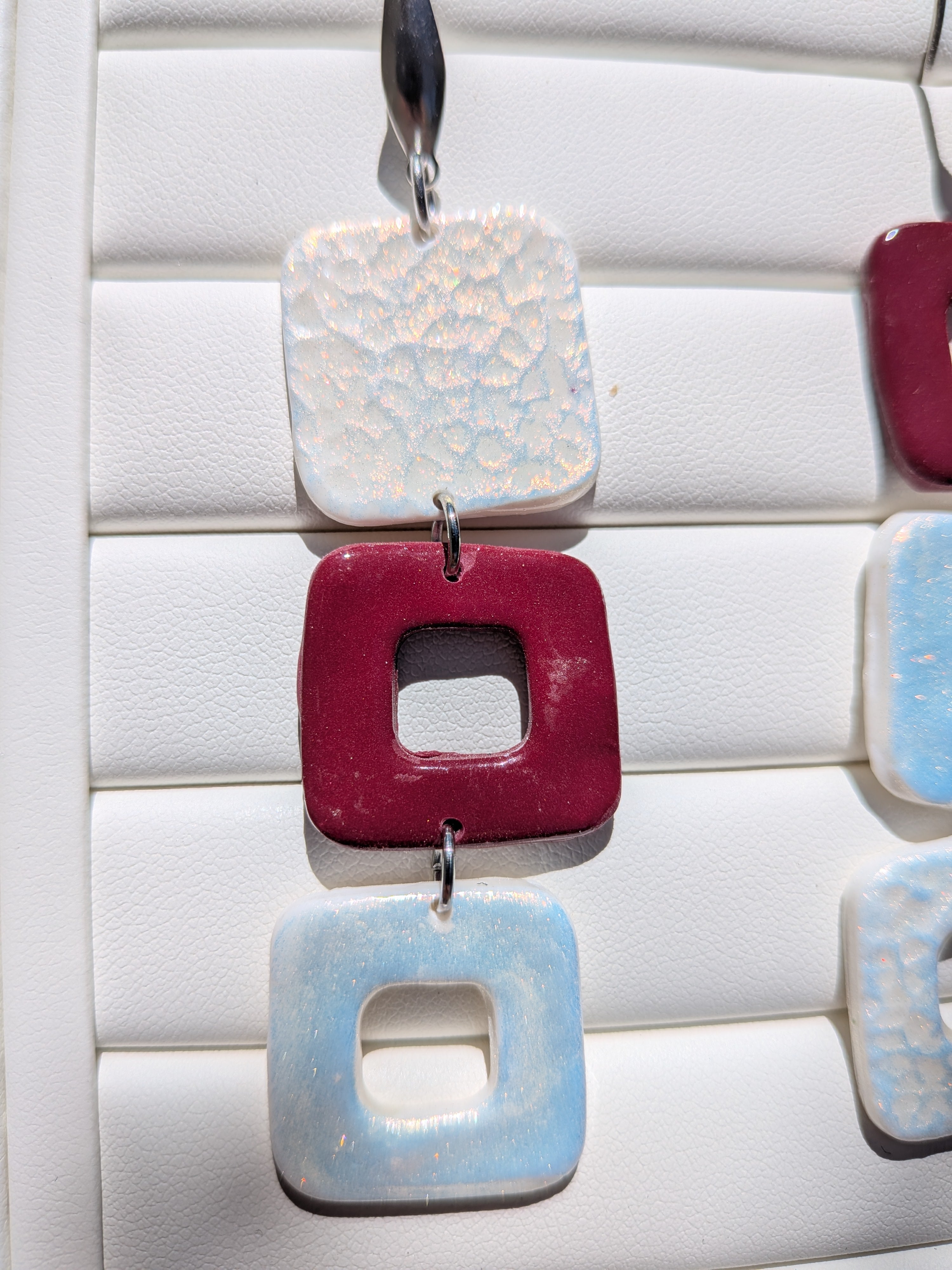 Boucles d'oreilles pâte polymère carrés irisés asymétriques