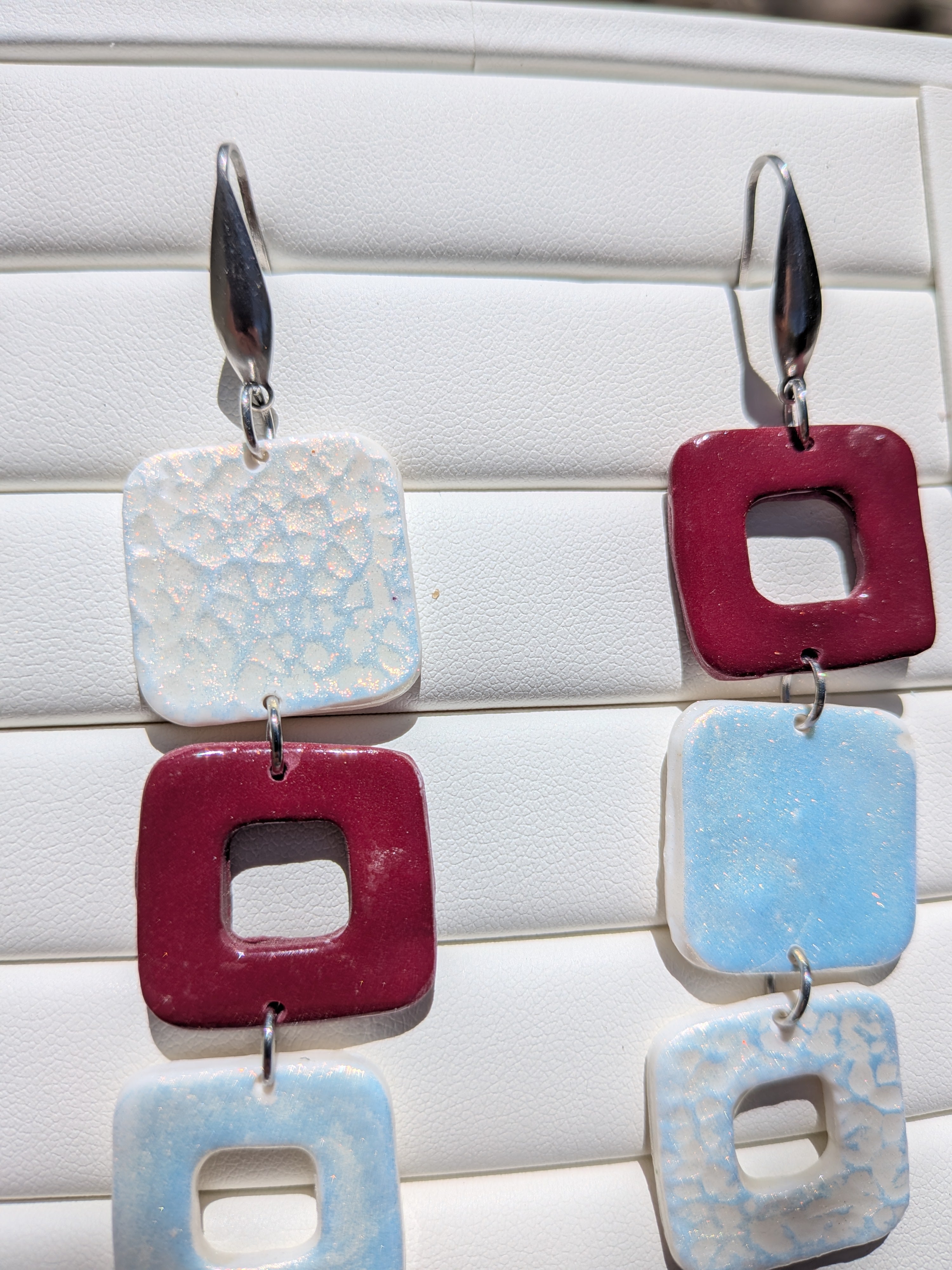 Boucles d'oreilles pâte polymère carrés irisés asymétriques