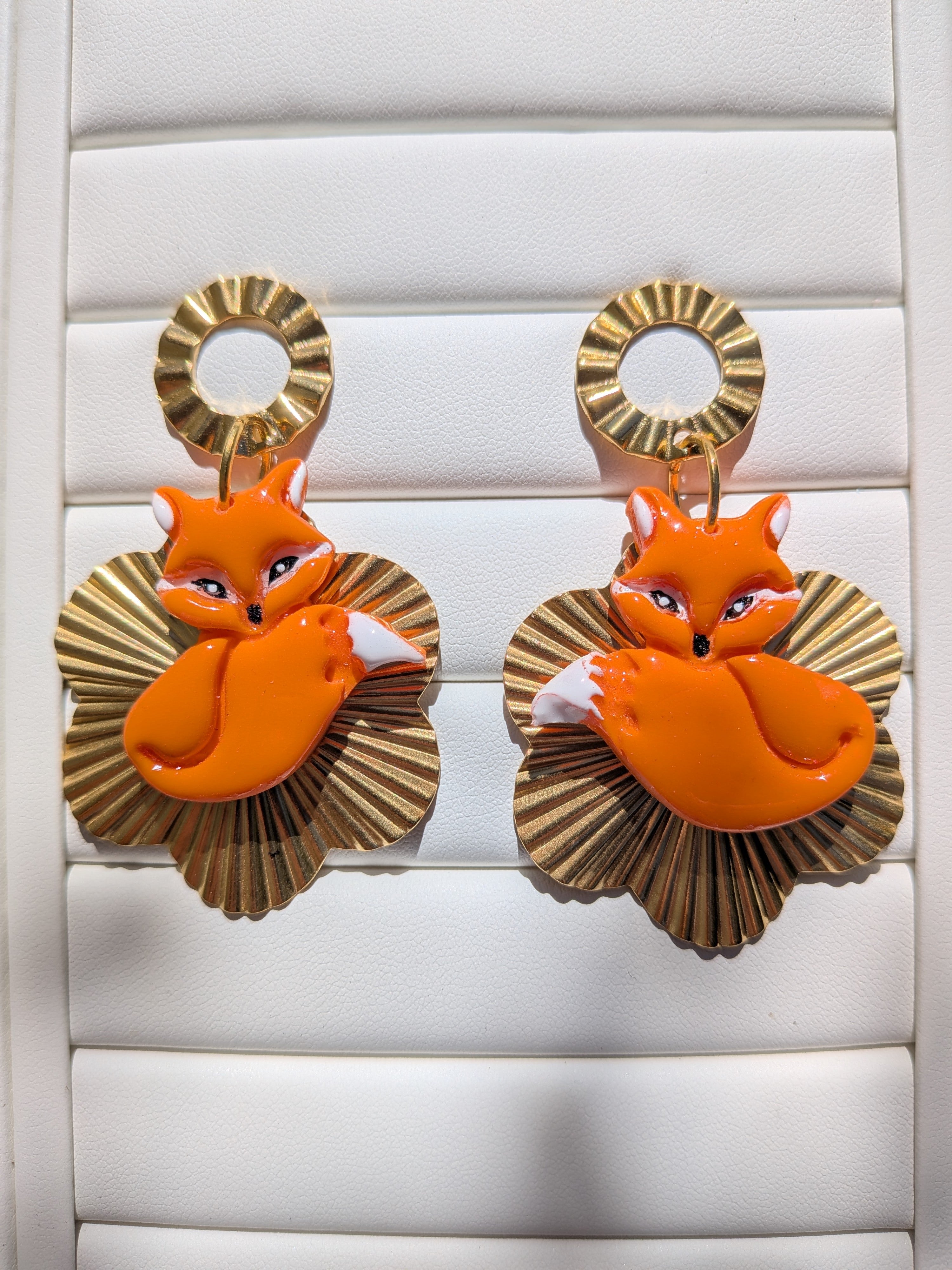 Boucles d'oreilles renard Fimo peint à la main sur fleur dorée