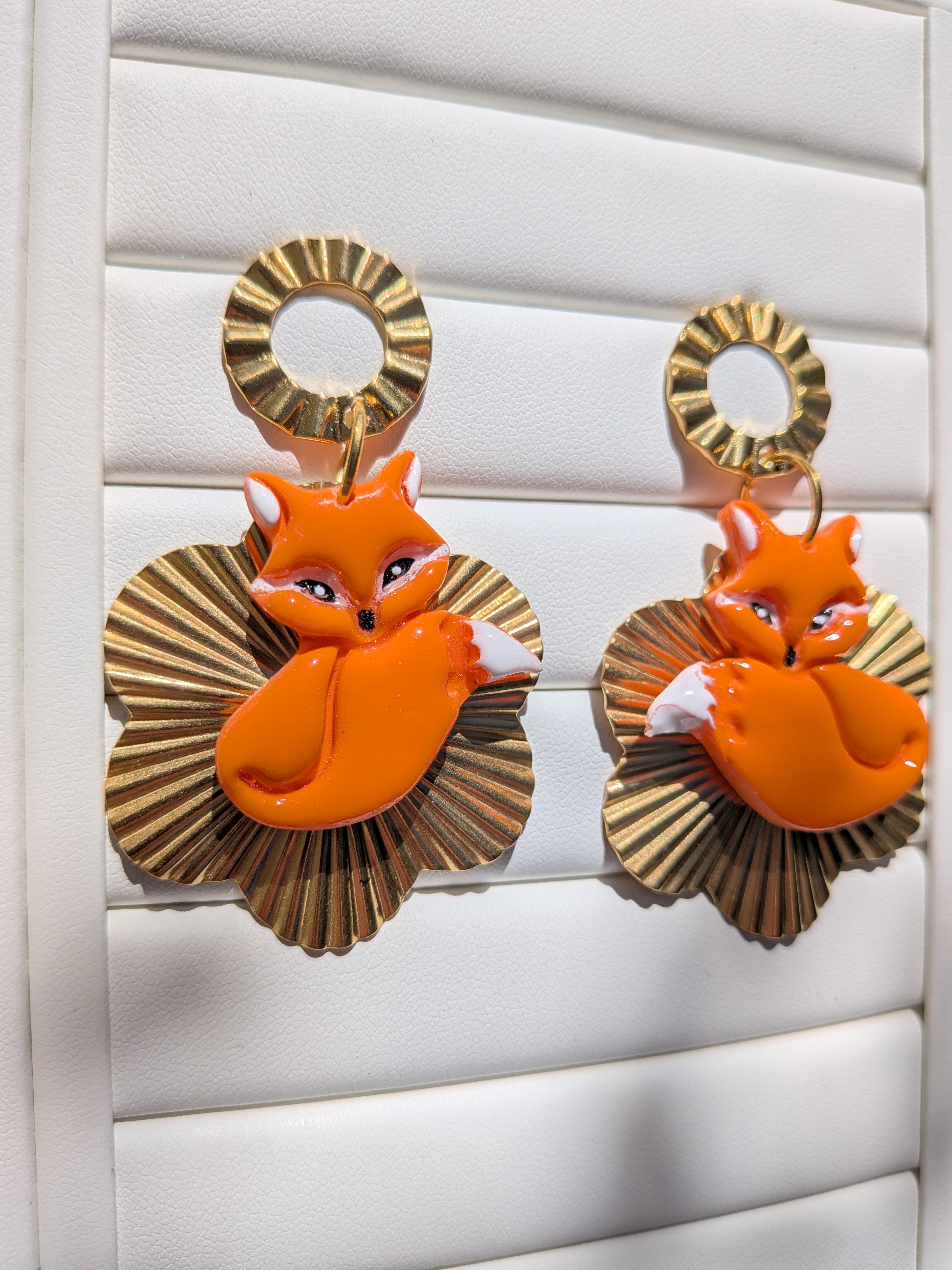 Boucles d'oreilles renard Fimo peint à la main sur fleur dorée