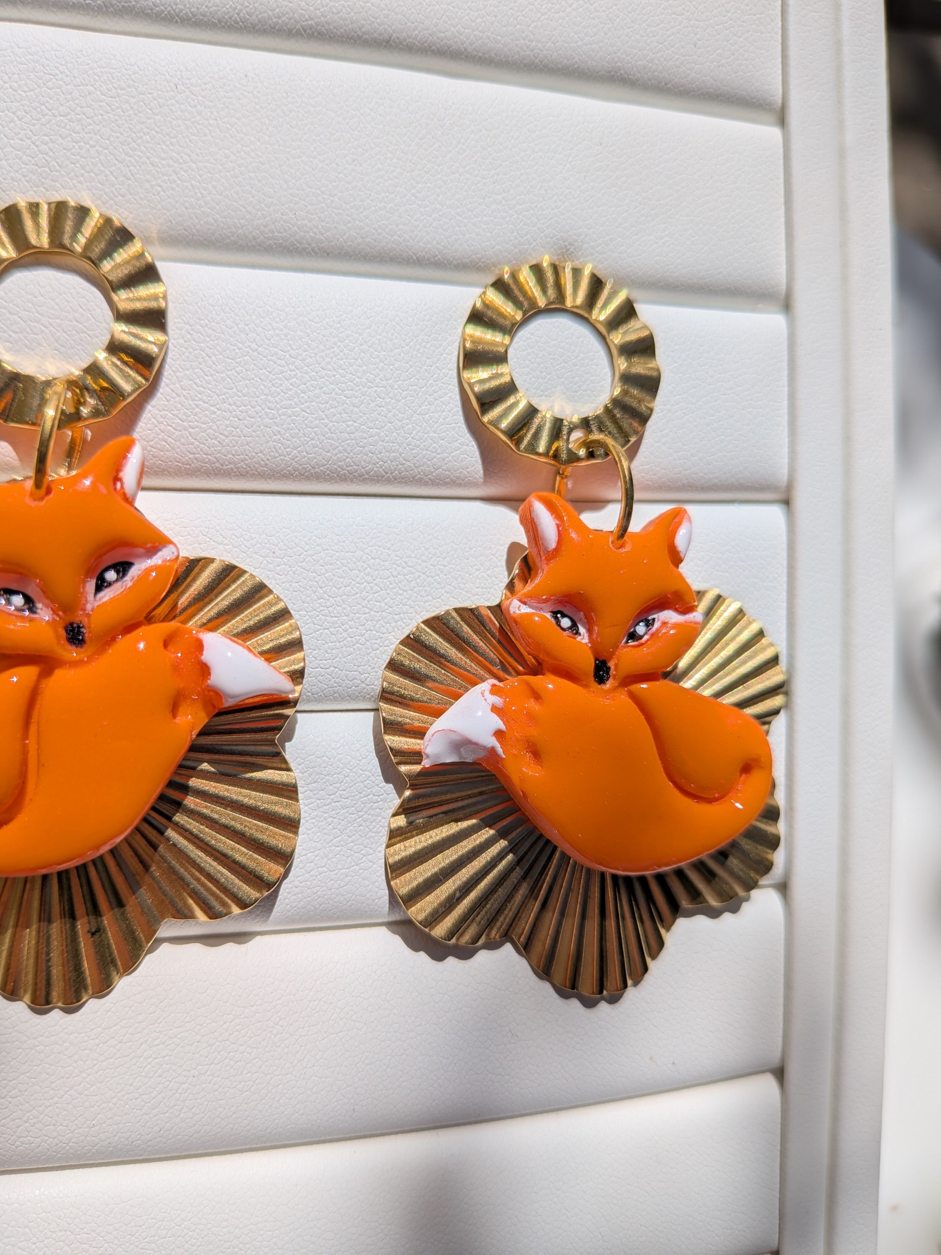 Boucles d'oreilles renard Fimo peint à la main sur fleur dorée