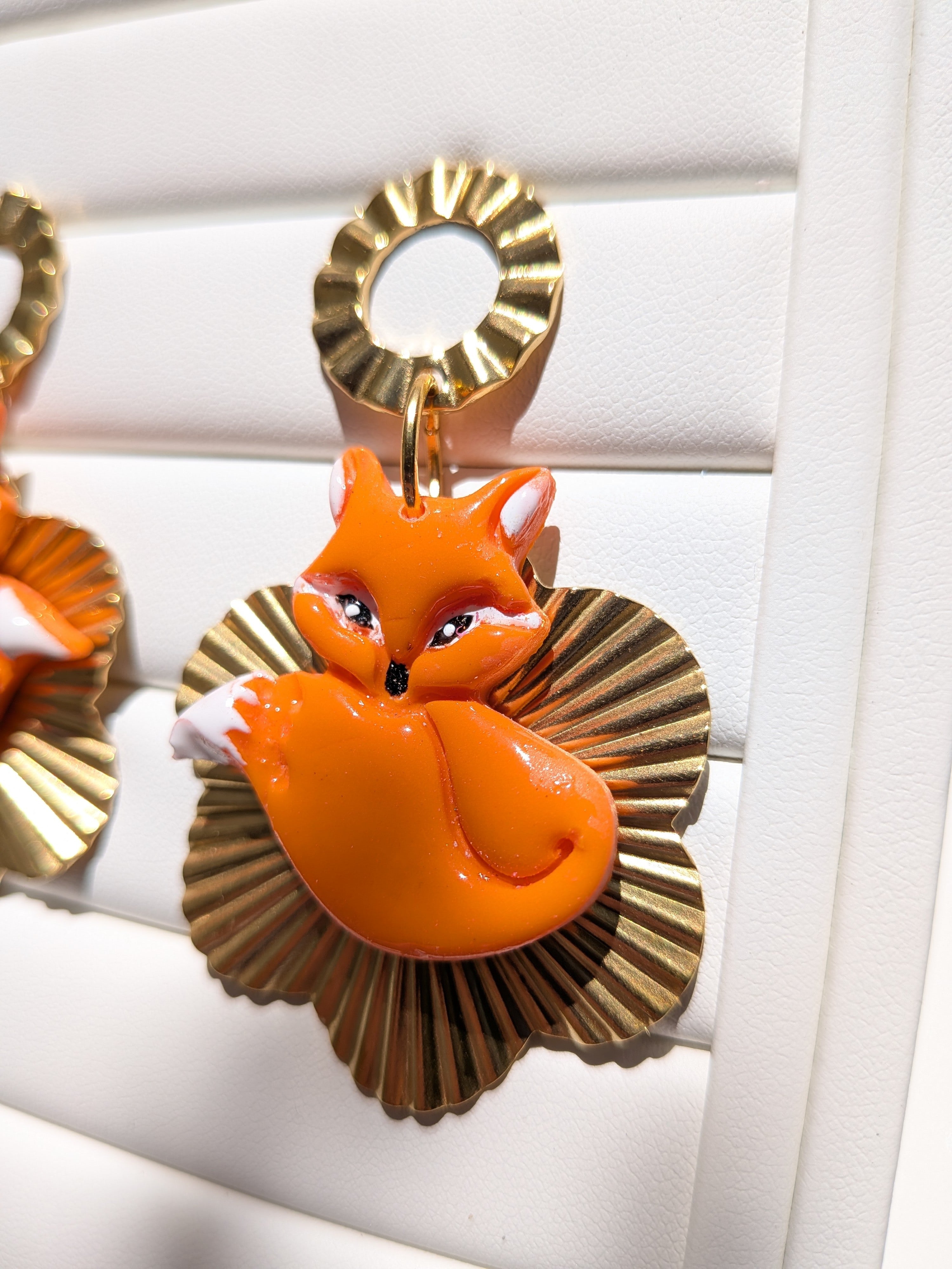 Boucles d'oreilles renard Fimo peint à la main sur fleur dorée