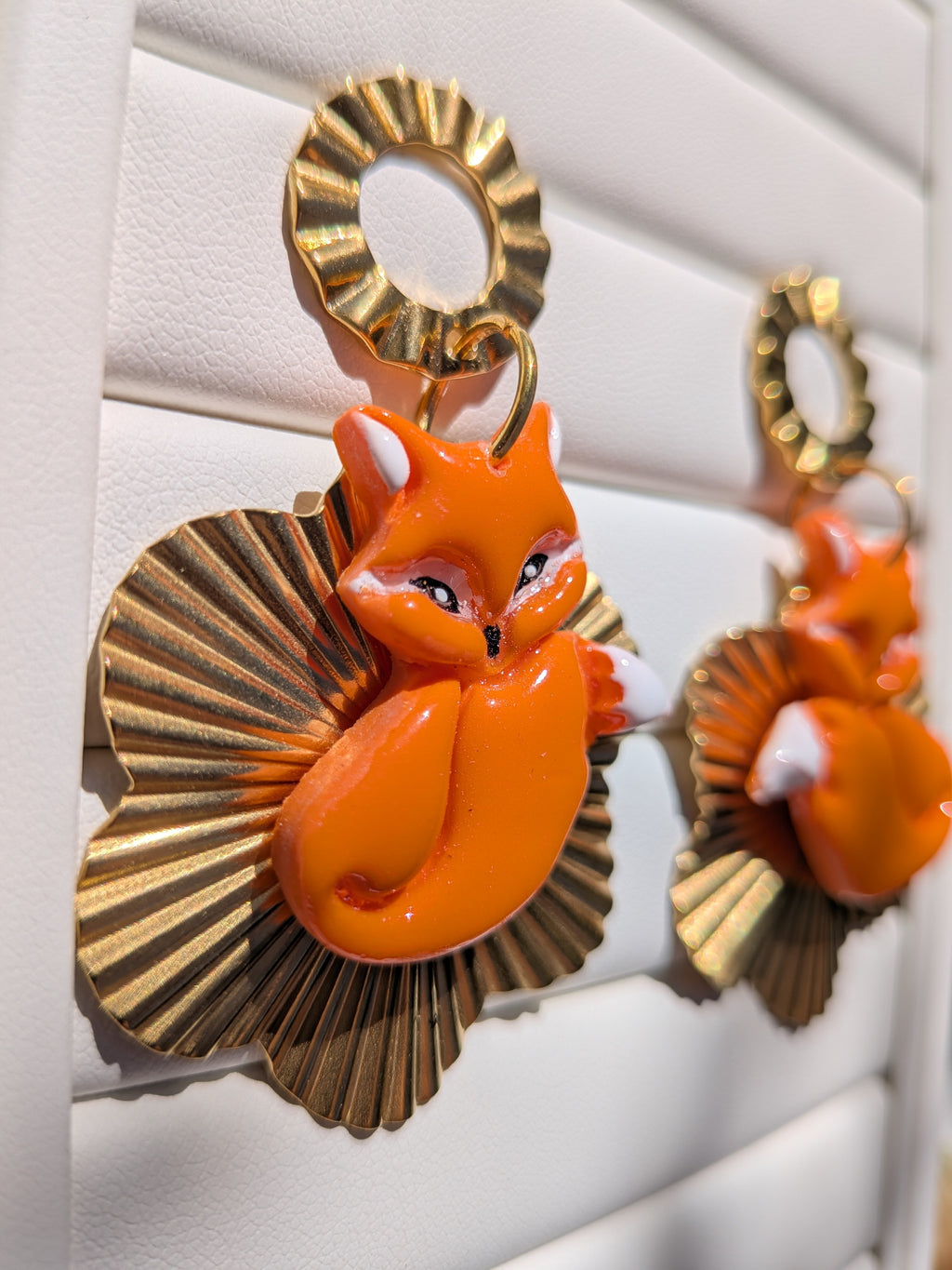 Boucles d'oreilles renard Fimo peint à la main sur fleur dorée