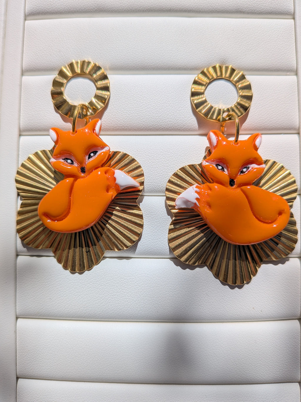 Boucles d'oreilles renard Fimo peint à la main sur fleur dorée