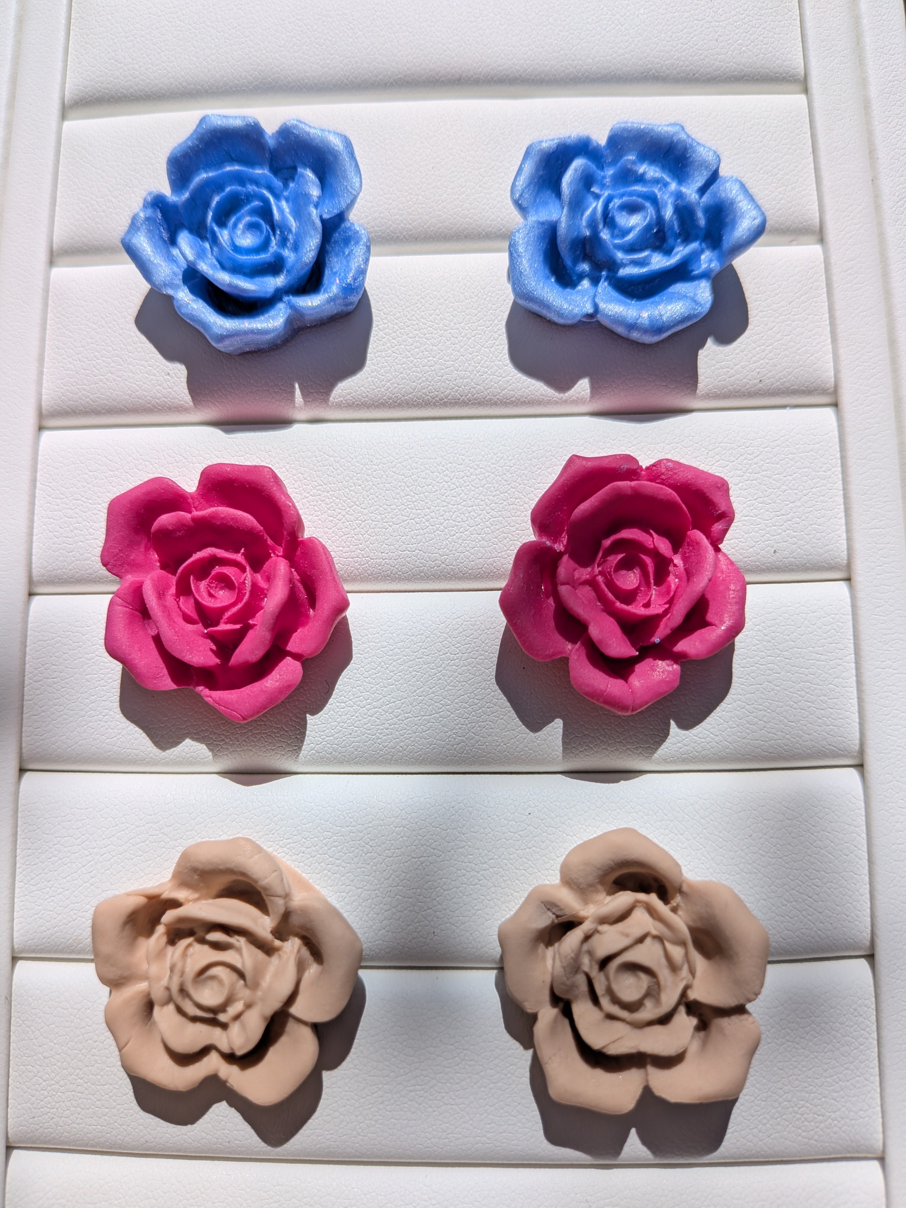 Clous d'oreilles fleurs de Rose en Pâte Polymère – Beige, Rose & Bleu Irisé
