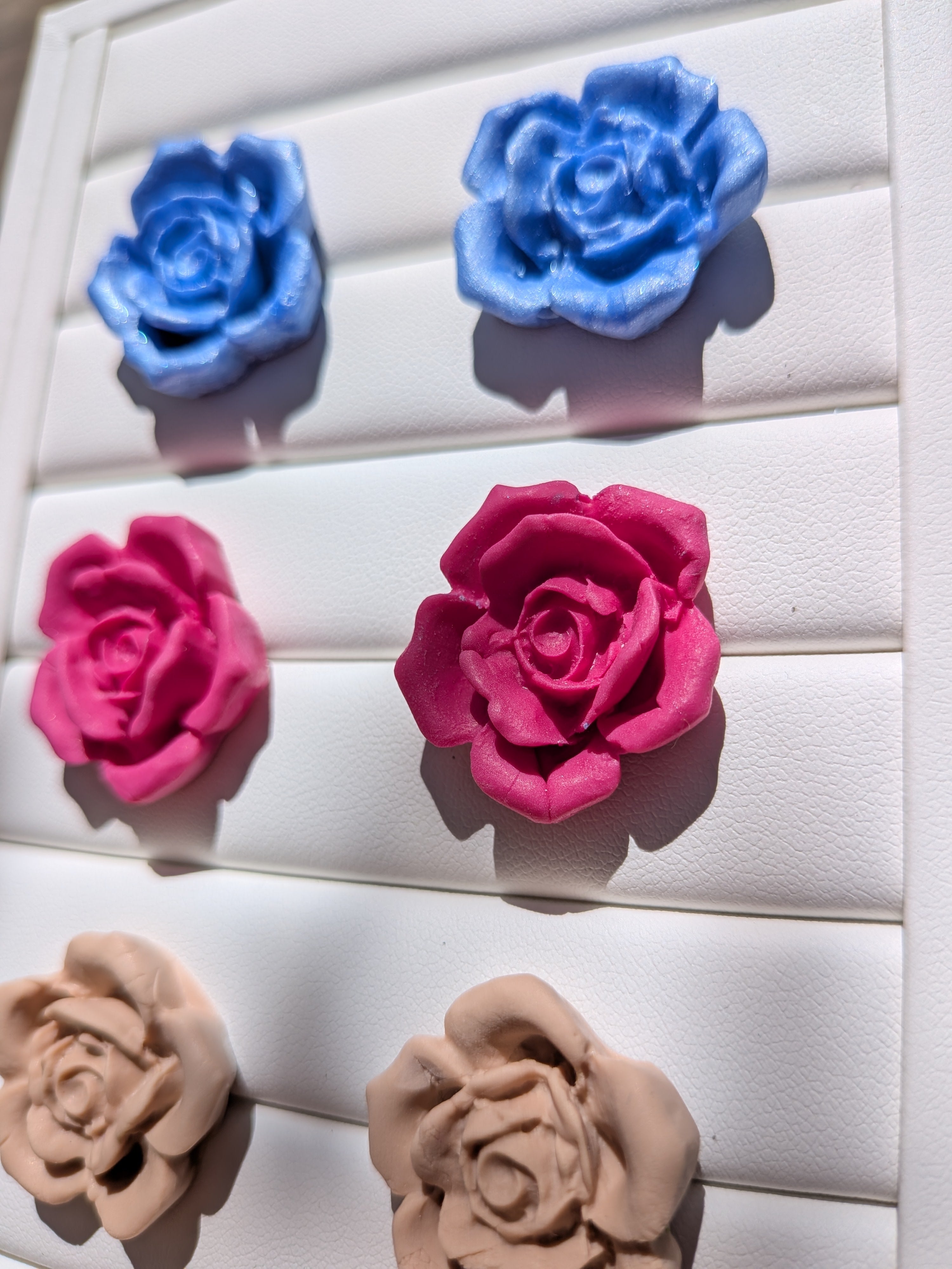 Clous d'oreilles fleurs de Rose en Pâte Polymère – Beige, Rose & Bleu Irisé