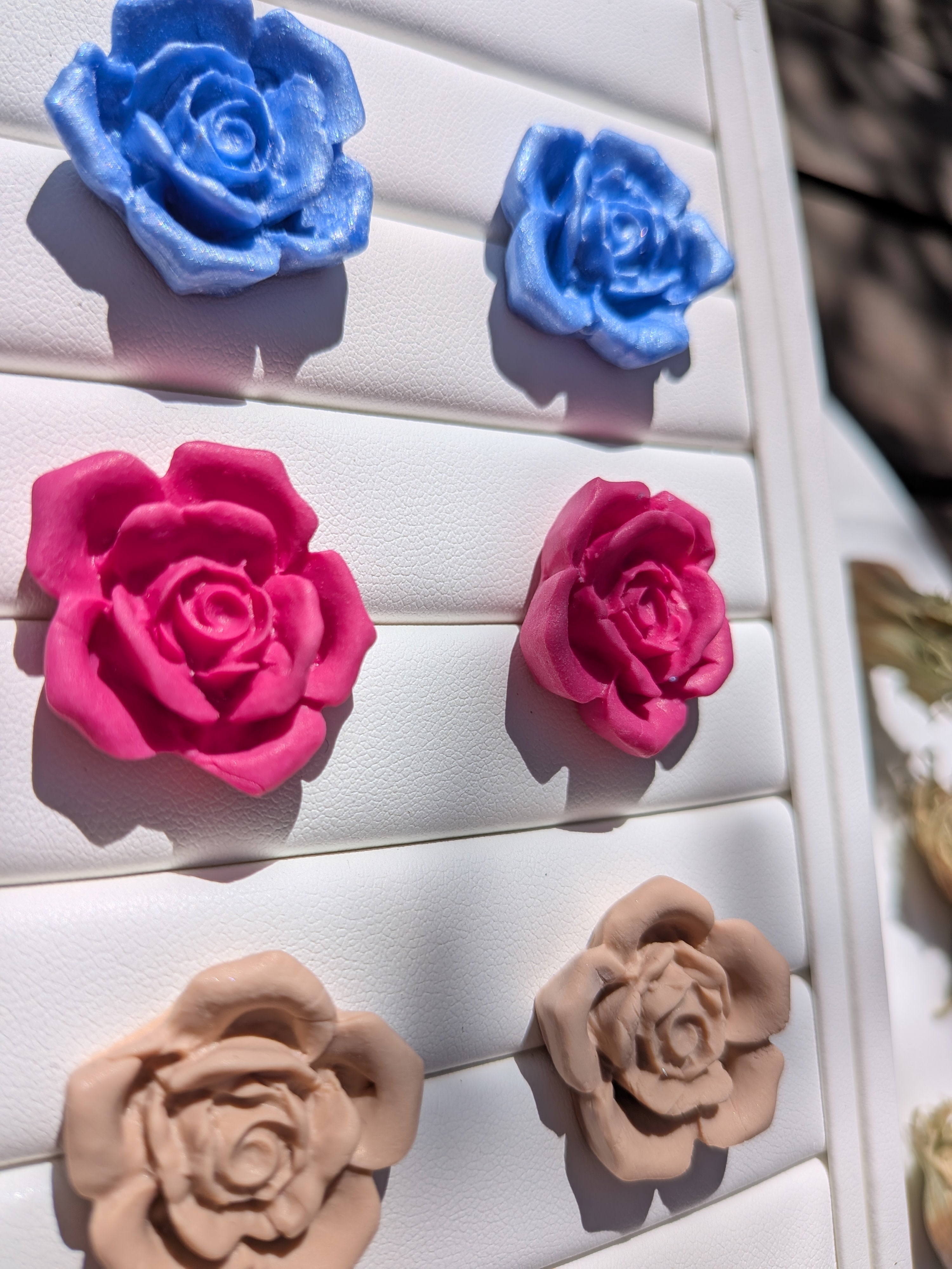 Clous d'oreilles fleurs de Rose en Pâte Polymère – Beige, Rose & Bleu Irisé