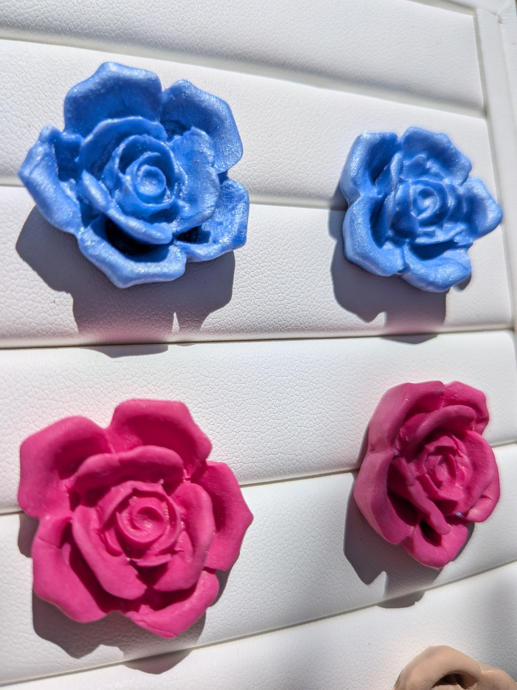 Clous d'oreilles fleurs de Rose en Pâte Polymère – Beige, Rose & Bleu Irisé