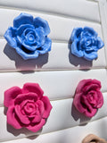 Clous d'oreilles fleurs de Rose en Pâte Polymère – Beige, Rose & Bleu Irisé