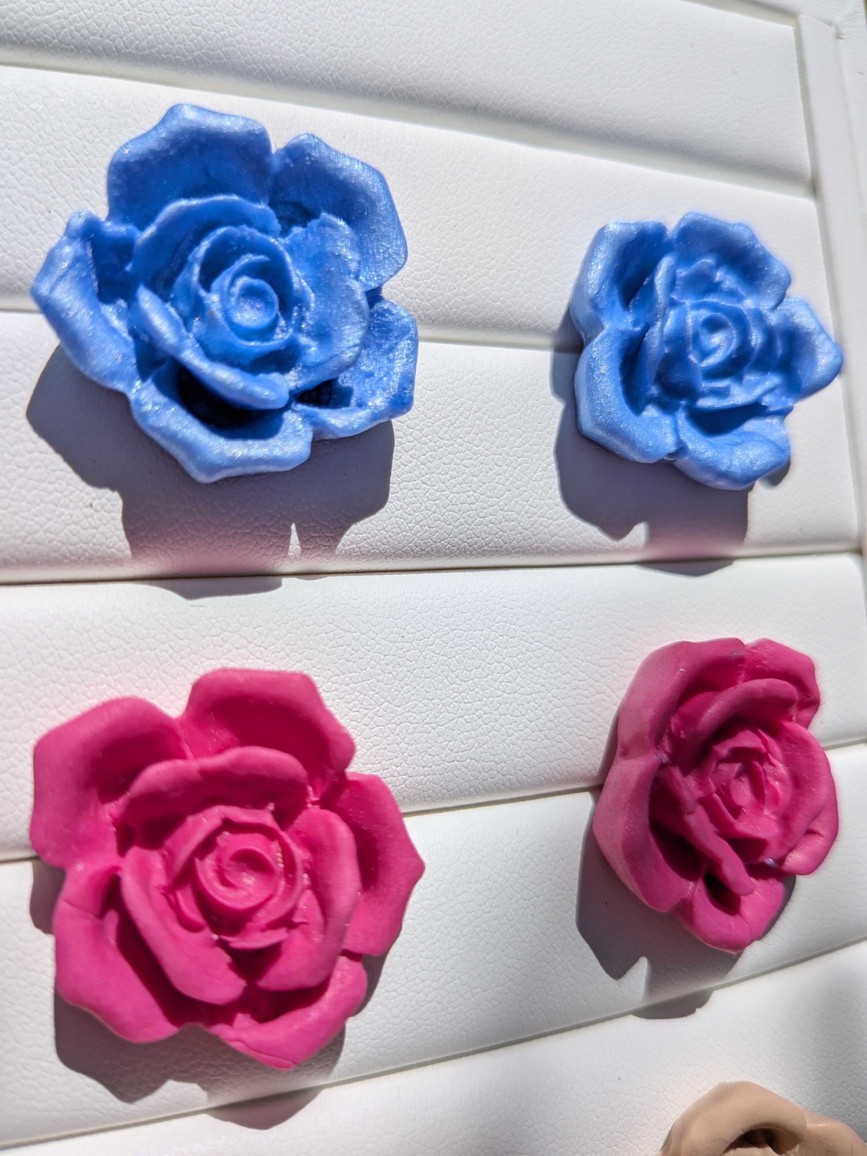 Clous d'oreilles fleurs de Rose en Pâte Polymère – Beige, Rose & Bleu Irisé