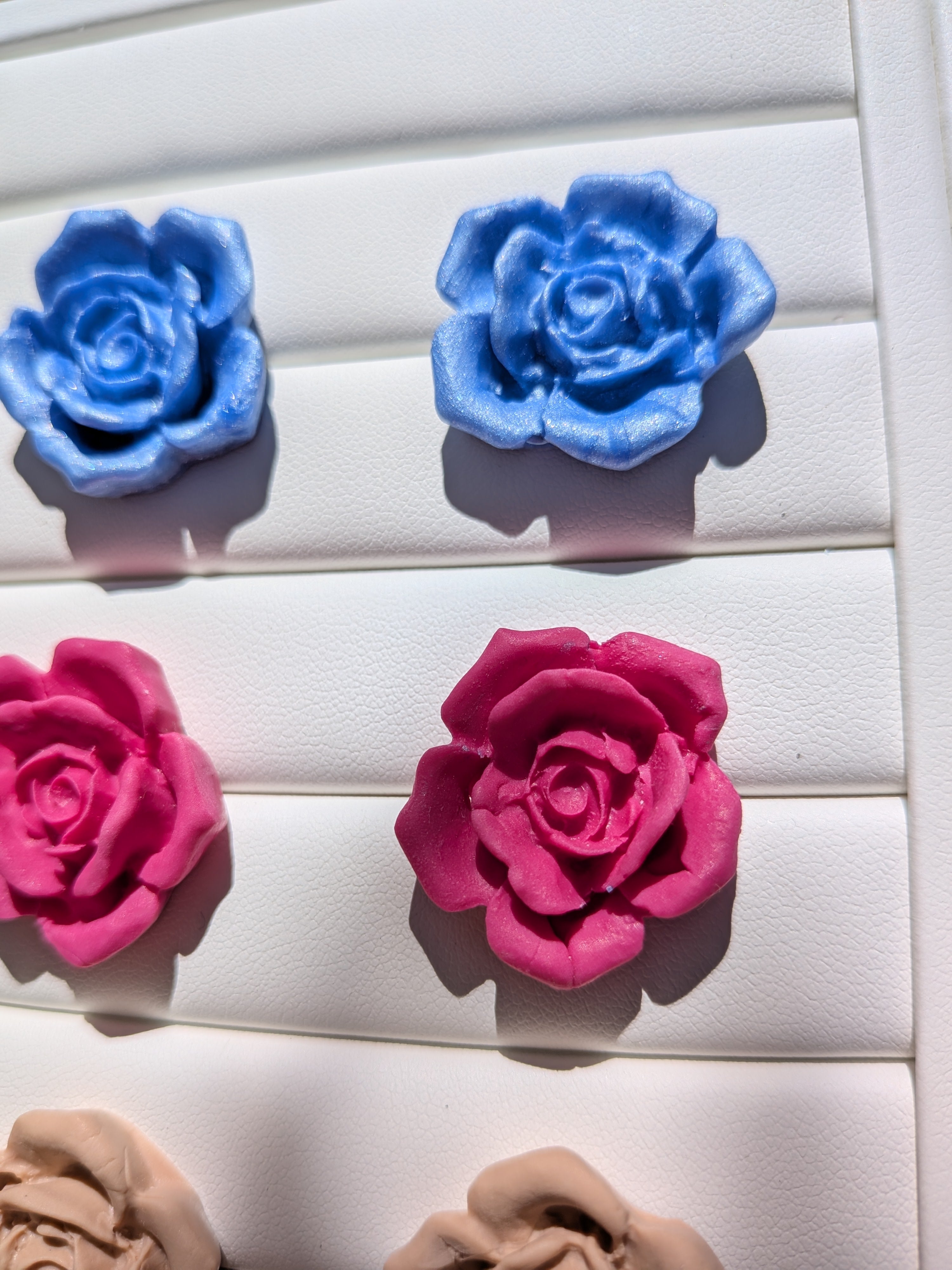 Clous d'oreilles fleurs de Rose en Pâte Polymère – Beige, Rose & Bleu Irisé
