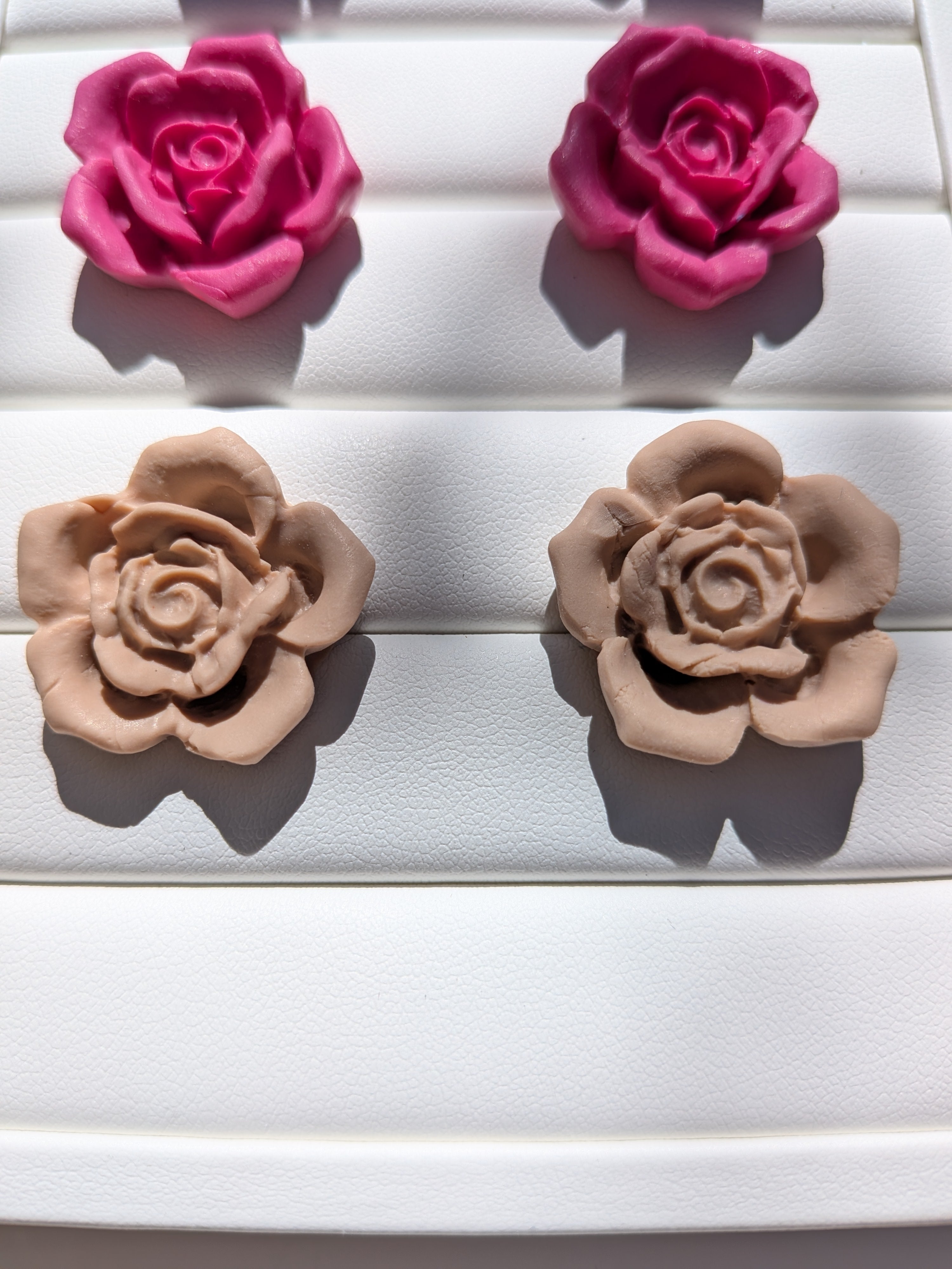 Clous d'oreilles fleurs de Rose en Pâte Polymère – Beige, Rose & Bleu Irisé