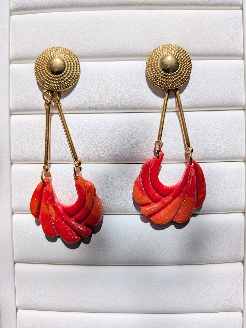 Boucles d'oreilles Pendantes – Or & Pâte Polymère Rouge Orange