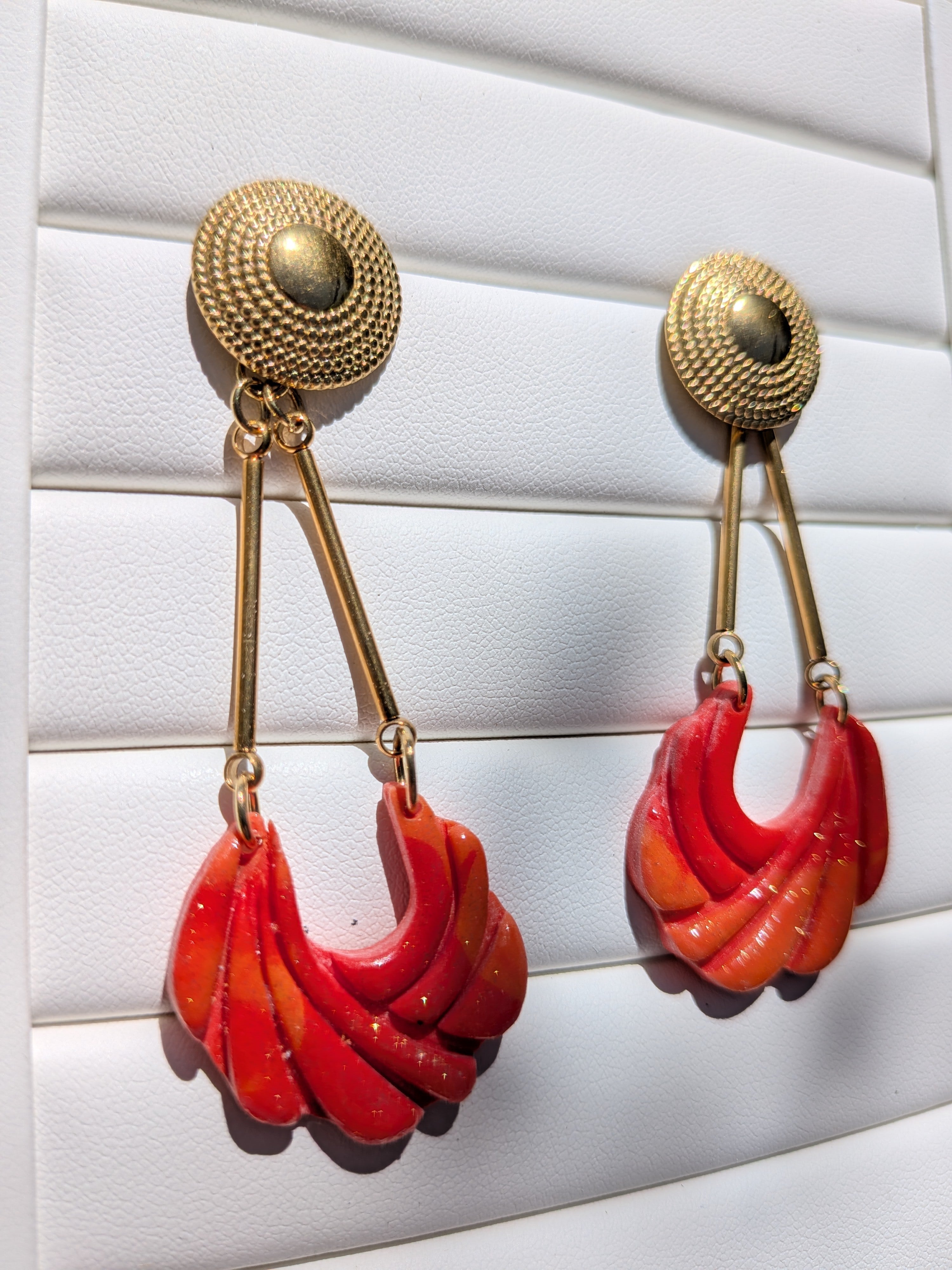 Boucles d'oreilles Pendantes – Or & Pâte Polymère Rouge Orange