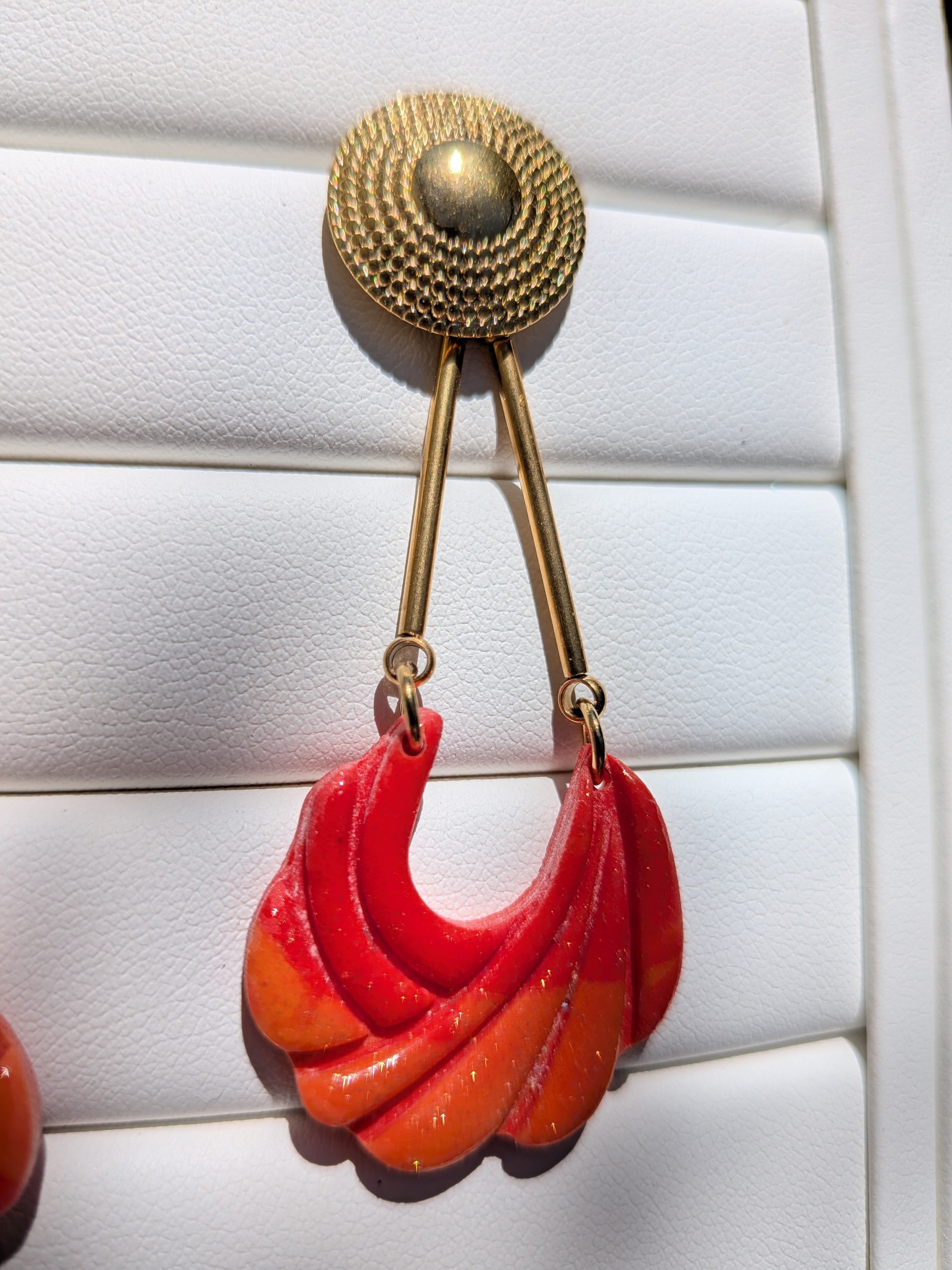 Boucles d'oreilles Pendantes – Or & Pâte Polymère Rouge Orange