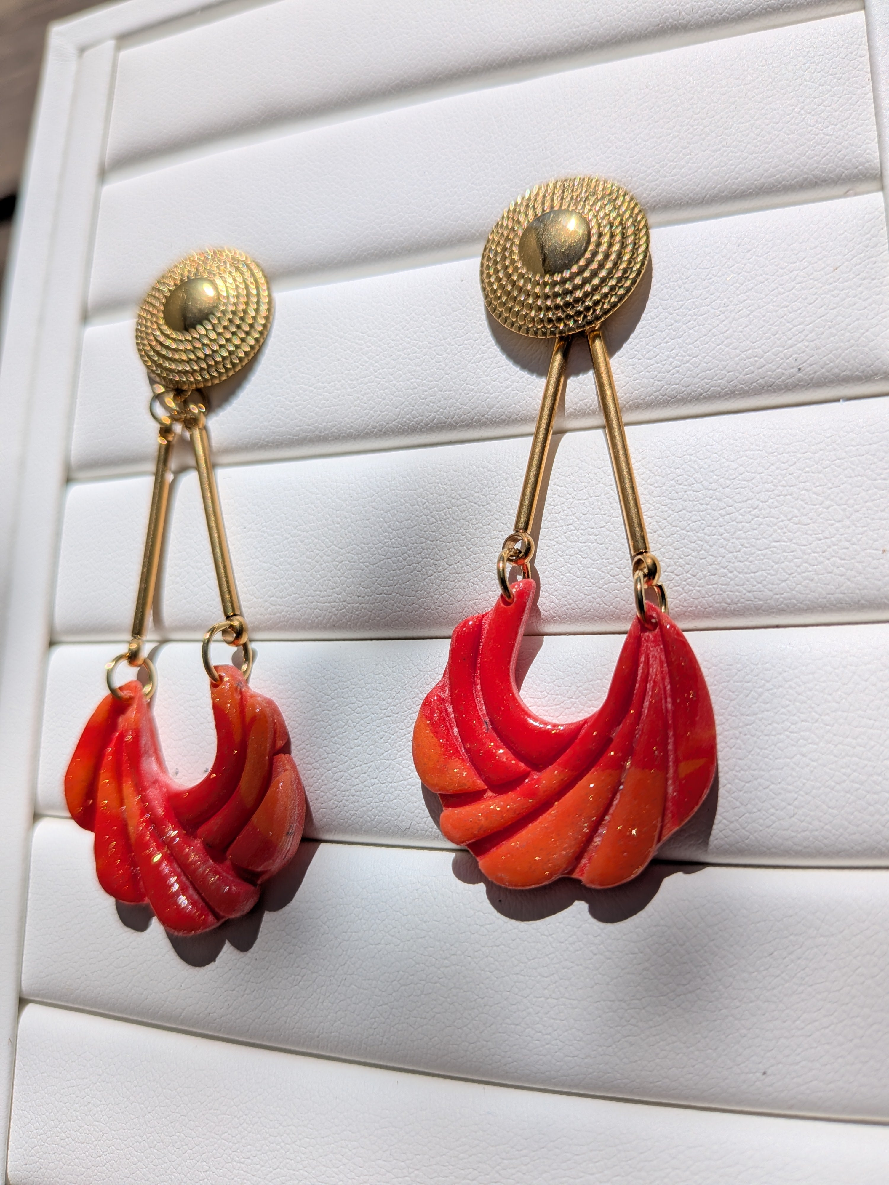 Boucles d'oreilles Pendantes – Or & Pâte Polymère Rouge Orange