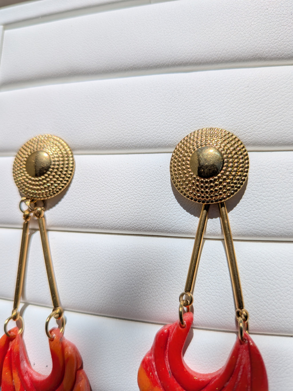 Boucles d'oreilles Pendantes – Or & Pâte Polymère Rouge Orange