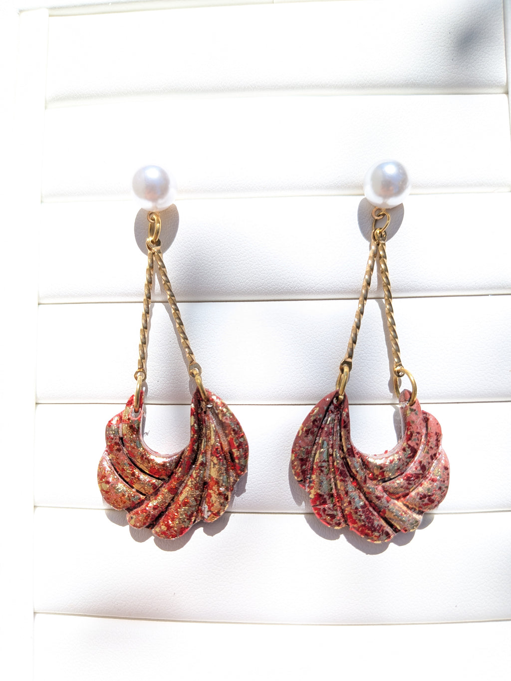 Boucles d'oreilles Pendantes – Or & Pâte Polymère Rouge Orange